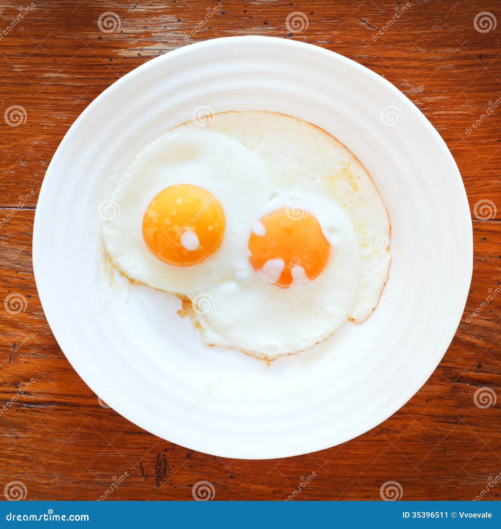 Яйцо обжаренное с двух. Яичница на тарелке. Яичница на белой тарелке. Тарелка для яиц. Яичница 2 яйца.