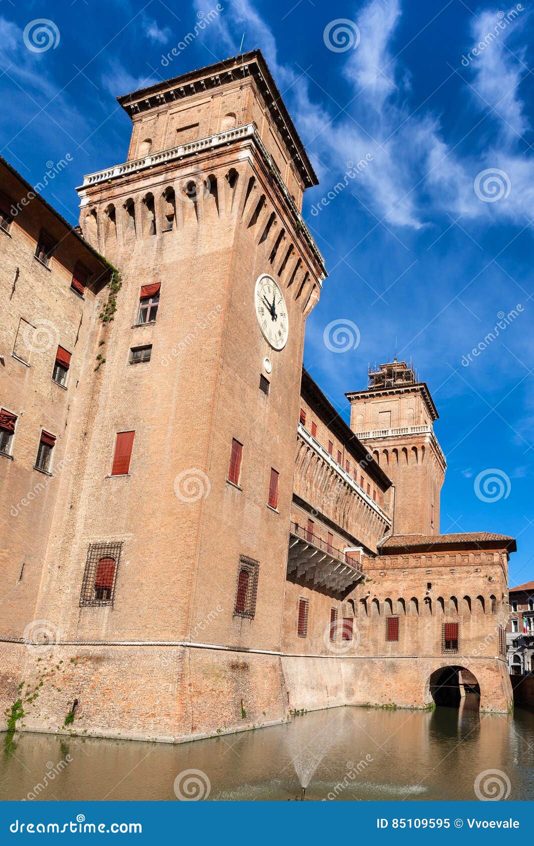 Facciata Di Castello Estense A Ferrara Nel Giorno Soleggiato Immagine ...