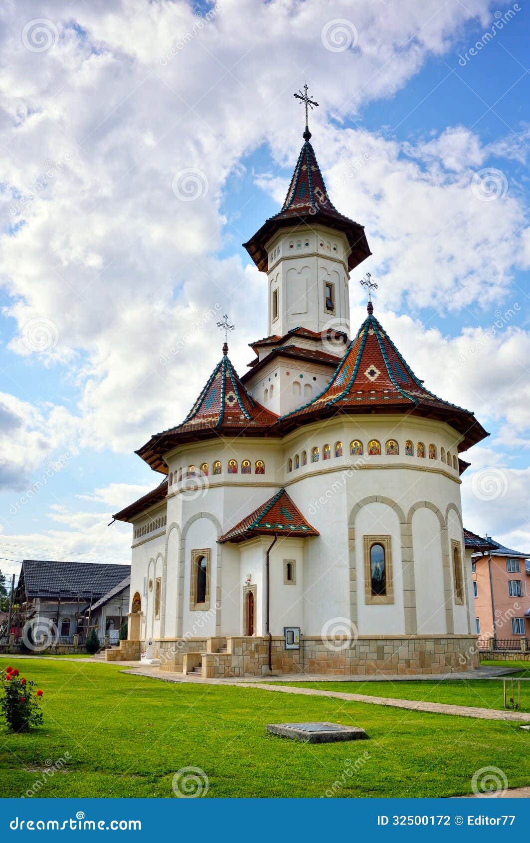 Facciata rumena ortodossa bianca della chiesa. La chiesa rumena ortodossa della primavera curativa nella regione di Bucovina nel paese della Romania