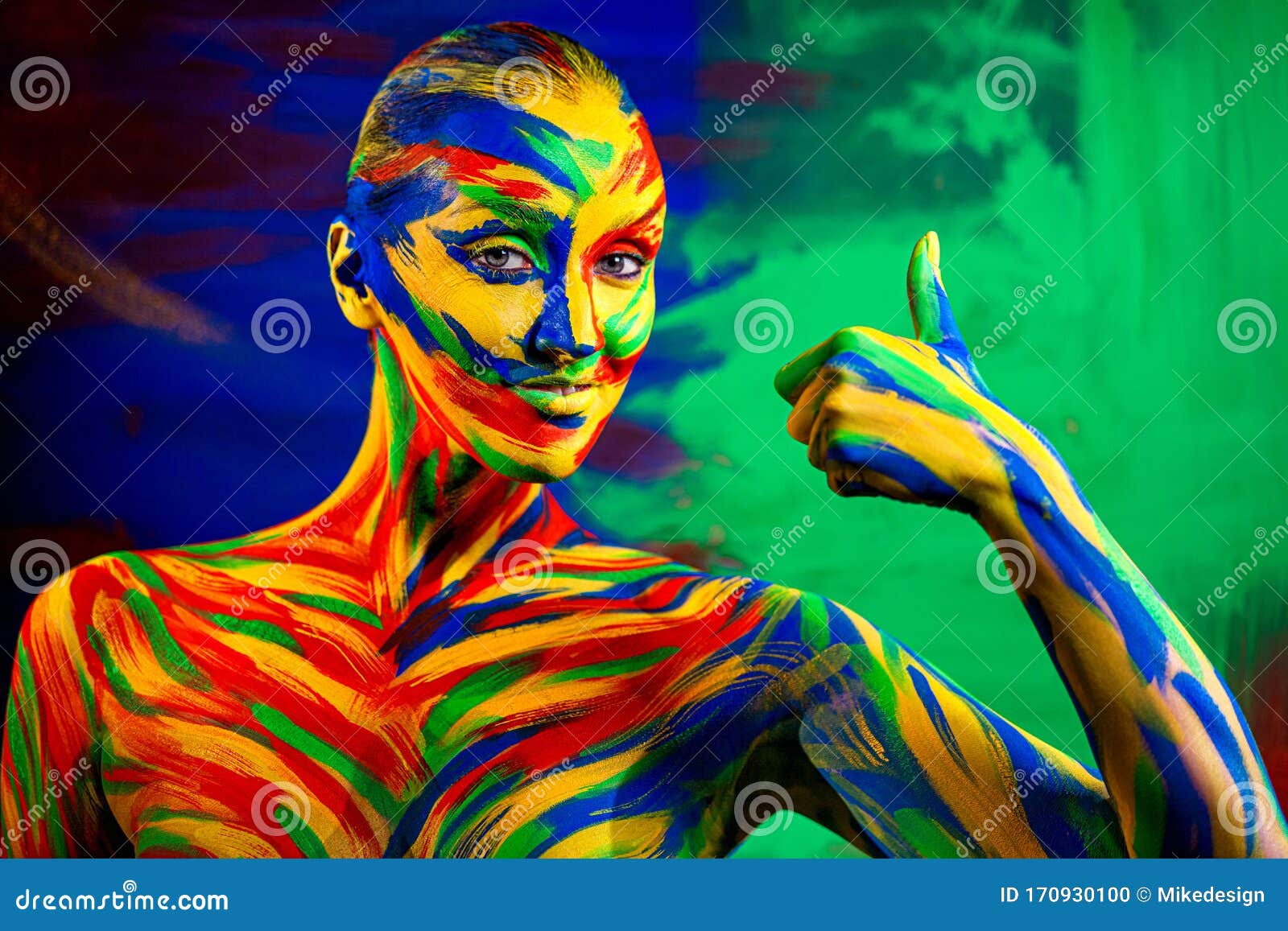 Face D'art De Couleurs Et Peinture Corporelle De Femme Pour L'inspiration.  Portrait Abstrait De La Belle Fille Intelligente Avec C Photo stock - Image  du bleu, tête: 170930100