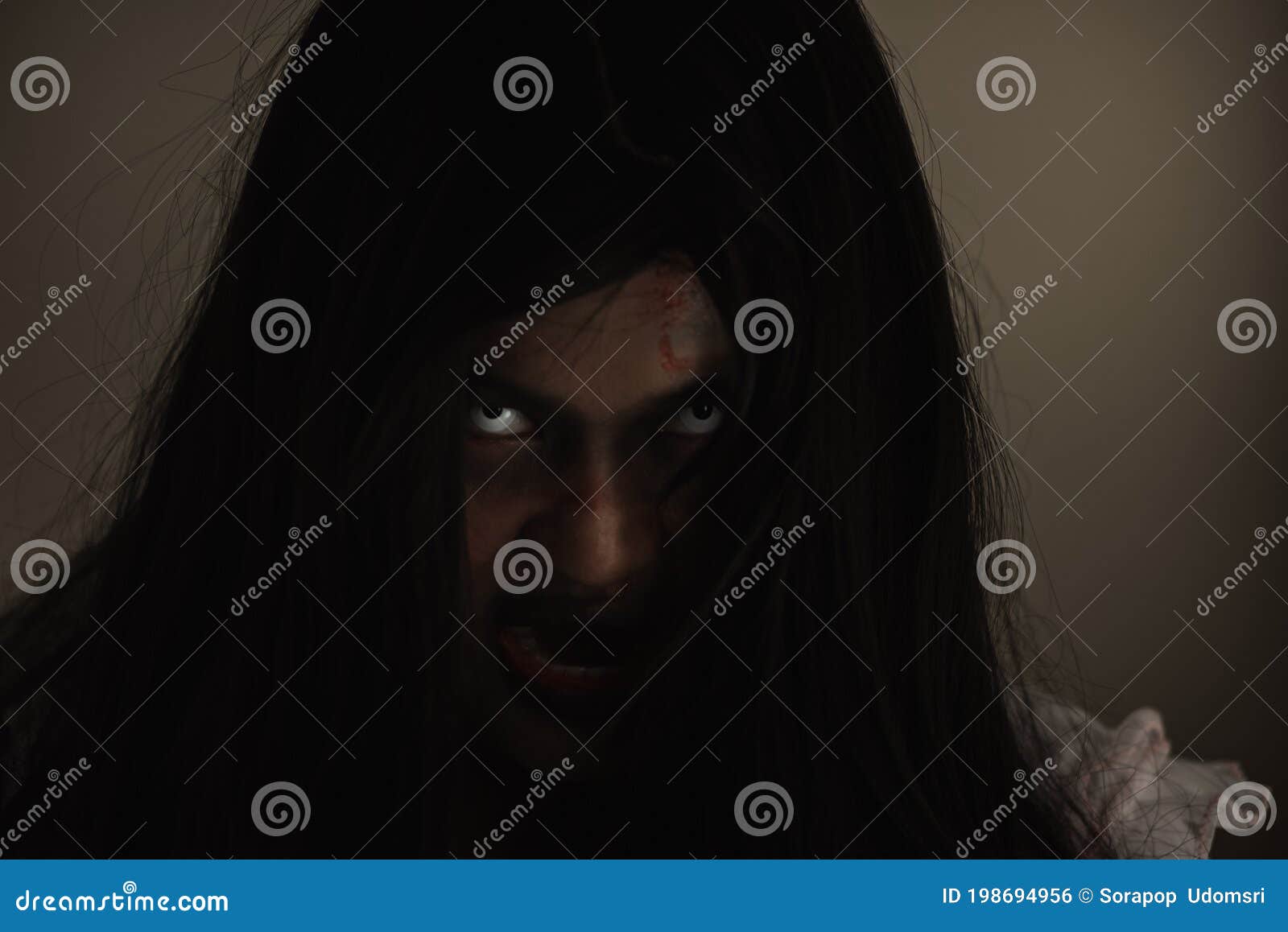 Menina Possuída Por Um Demônio Foto de Stock - Imagem de horror, terror:  42629198