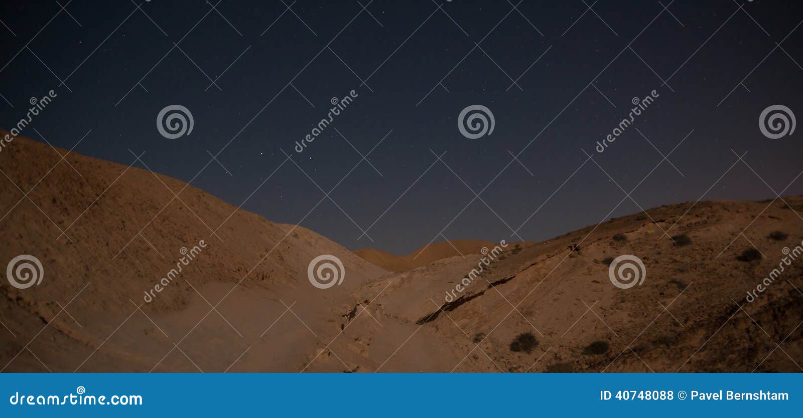 Facendo un'escursione nel deserto di notte. Avventura nel deserto di Negev del dardo nella notte di Israele