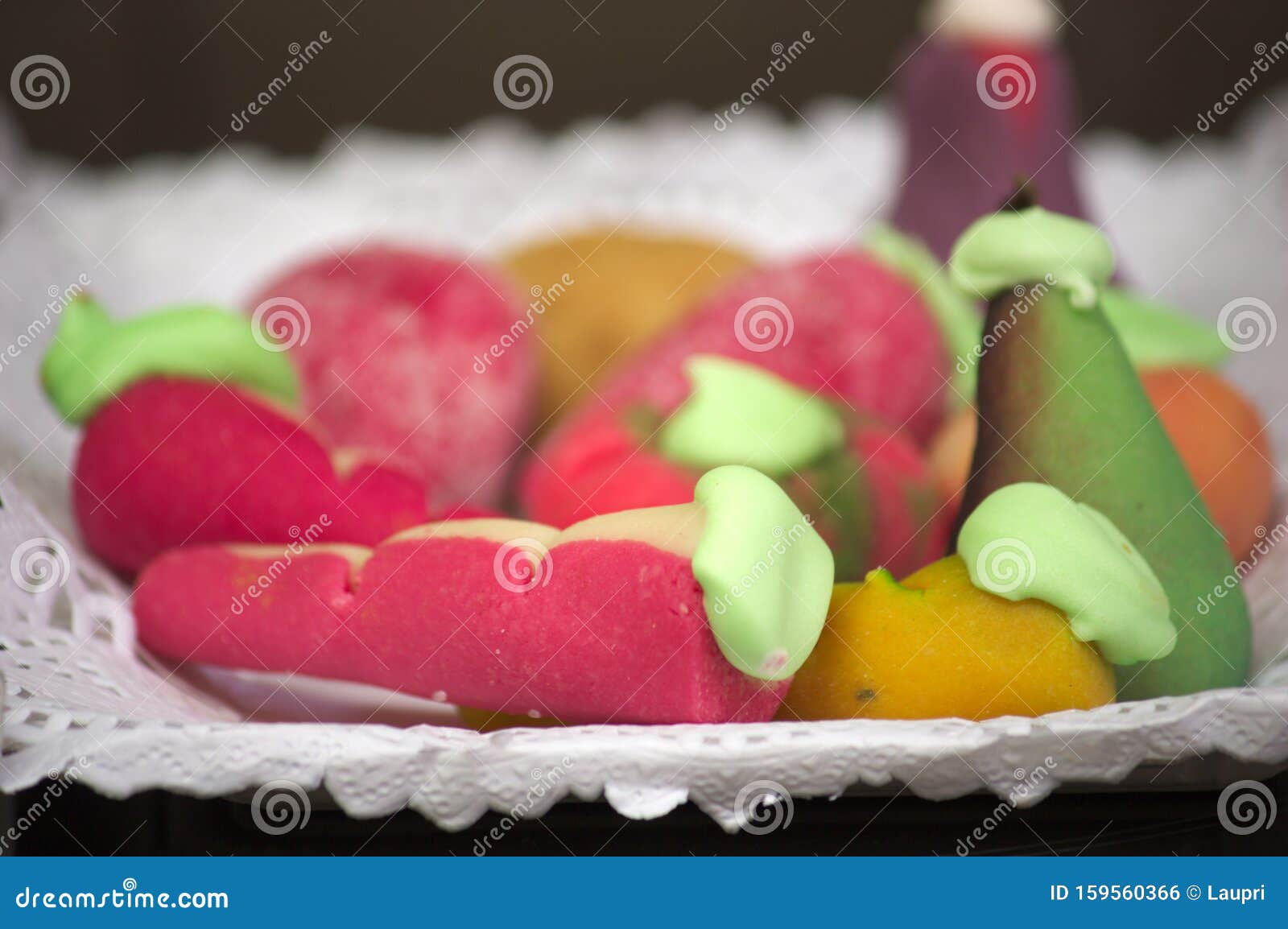 Fach Aus Marzipan-Bonbons Mit Fruchtform Stockfoto - Bild von muster ...