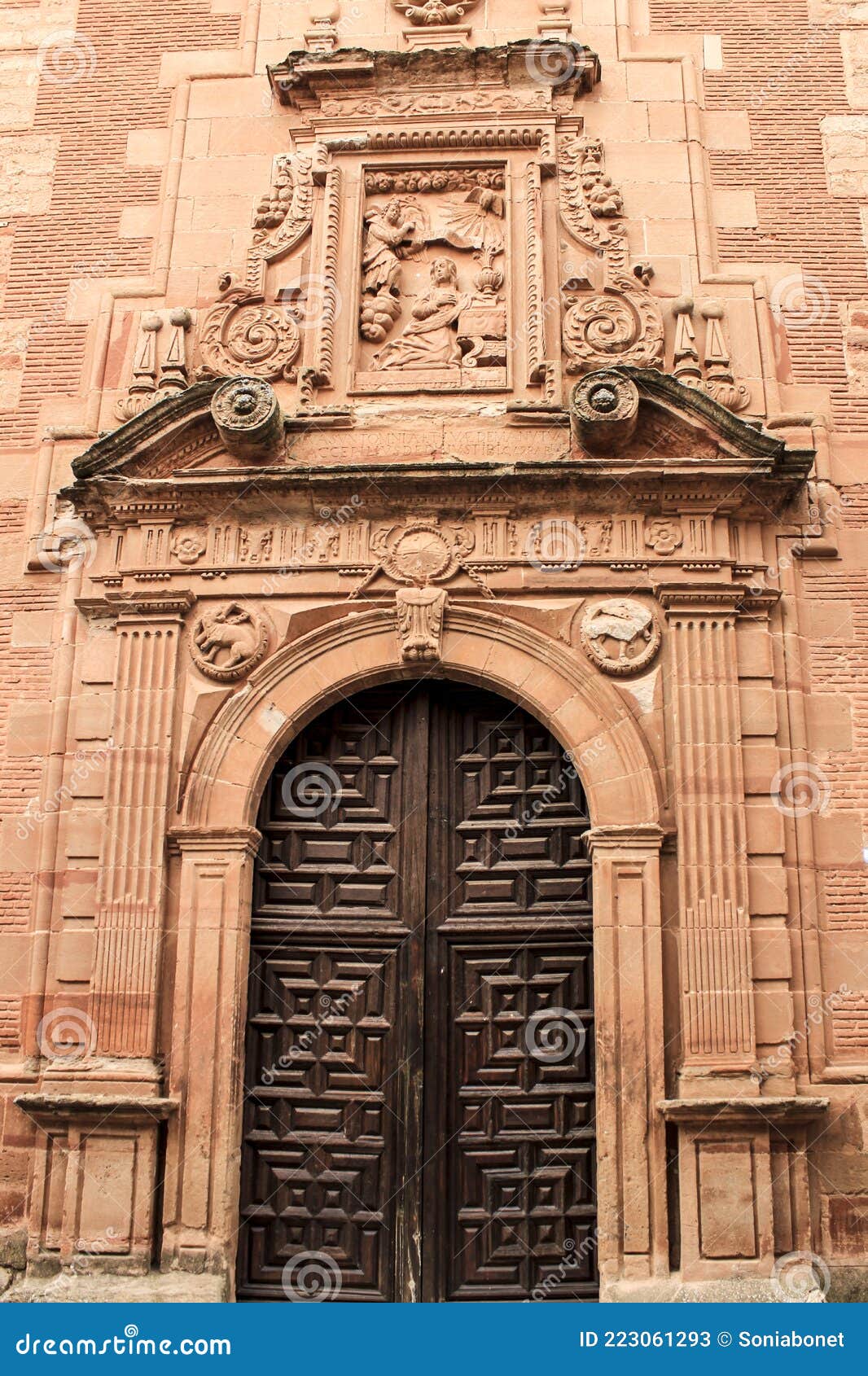 Fachada antiga e entrada da majestosa casa em villanueva de los infantes espanha. Velha fachada de pedra feita de pedra esculpida e porta de madeira vintage numa casa majestosa em villanueva de los infantes ciudad espanha comunitária real. fachada convencida do encarnacion