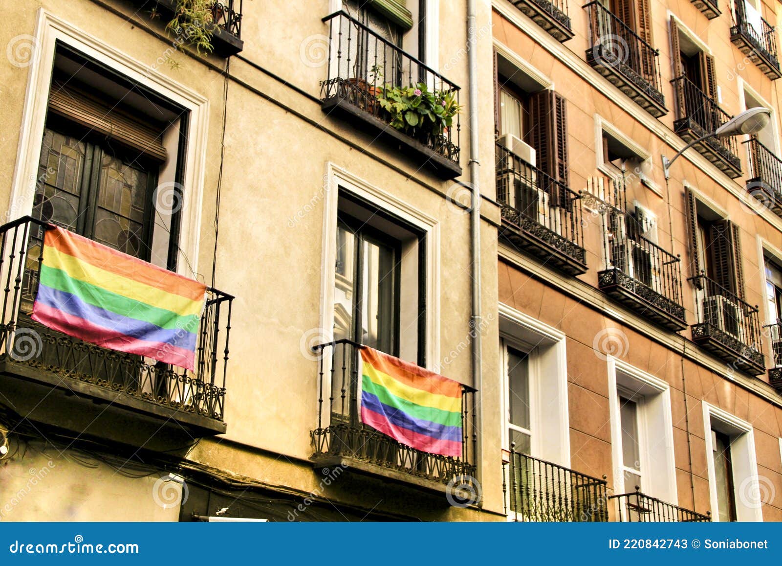 Fachada Com Bandeira Do Orgulho Gay Em Madrid Imagem De Stock Imagem De Colorido Liberdade