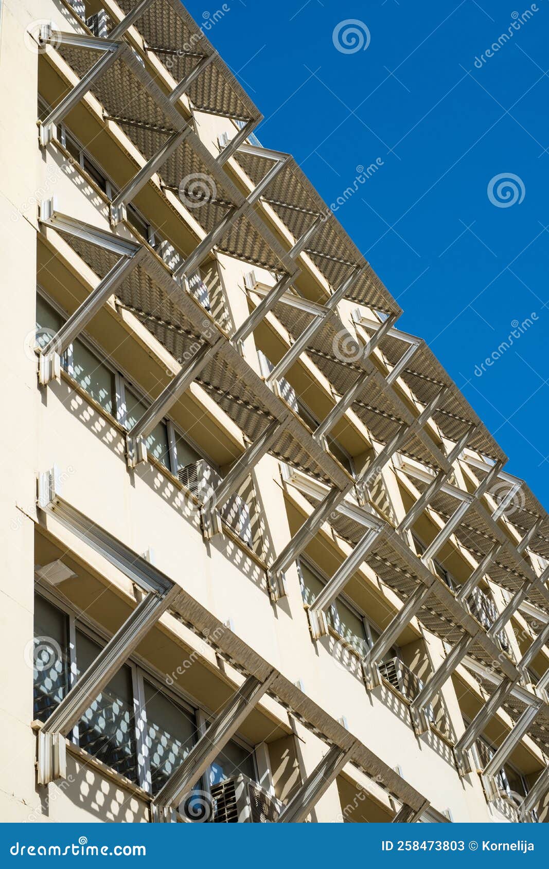 Fachada Con Persianas En Un Día Soleado. Diagonales De Sombras Arquitectura Foto de - de asoleado, estructura: 258473803