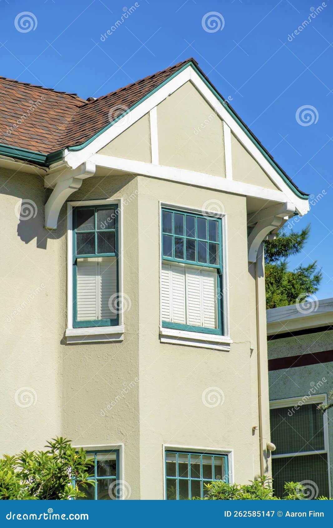 Janela Solitária Na Fachada Da Casa Bege Com Obturadores Verdes E Cor  Branca De Sotaque Com Telhas Escuras E Aberturas Foto de Stock - Imagem de  casa, material: 266656892