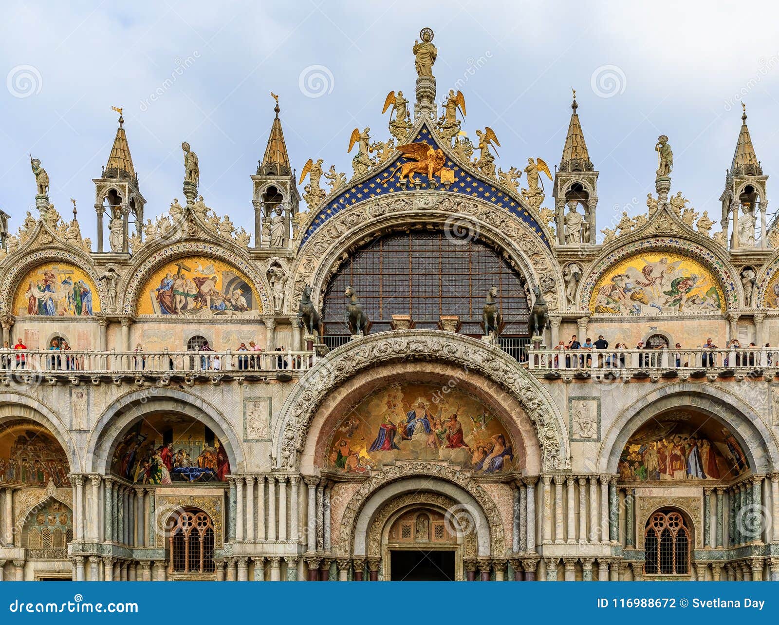 Fachada de la basílica del ` s de St Mark en cuadrado del ` s de St Mark en Venecia. Venecia, Italia - 23 de septiembre de 2017: Detalles adornados de la fachada de la basílica del ` s de St Mark en el cuadrado del ` s San Marco de St Mark, plaza principal de Venecia, Italia