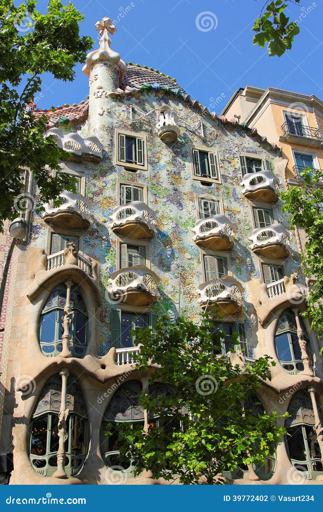 Fachada de la casa Batllo. La vista exterior de la casa Batllo en Barcelona, construyendo fue hecha por gran Antoni Gaudi.