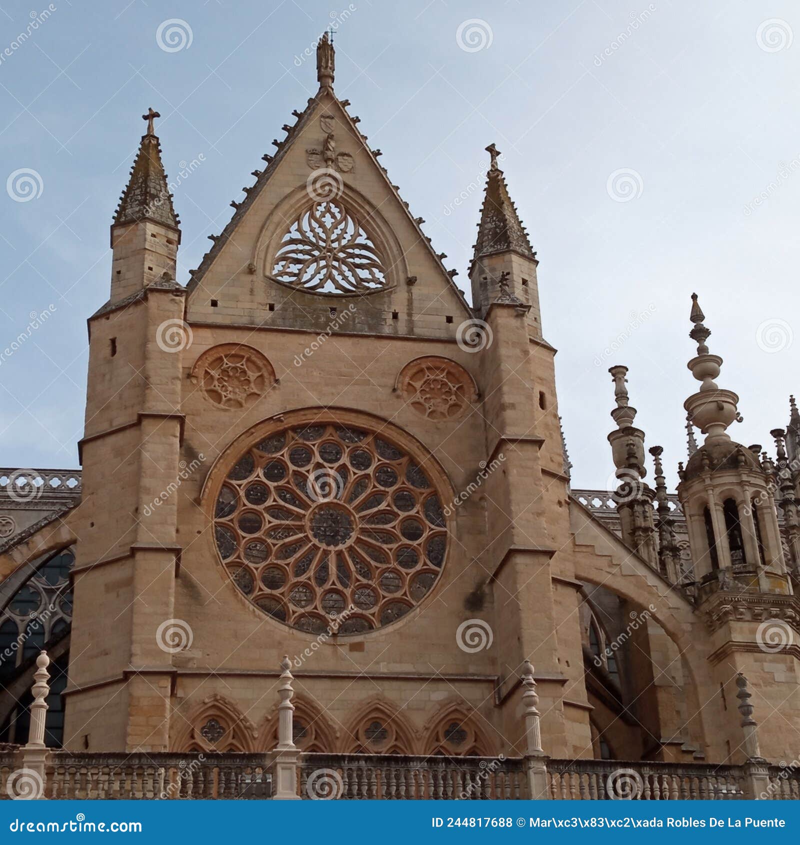 fachada de la catedral de leÃÂ³n, con el roseton y otros os del gotico