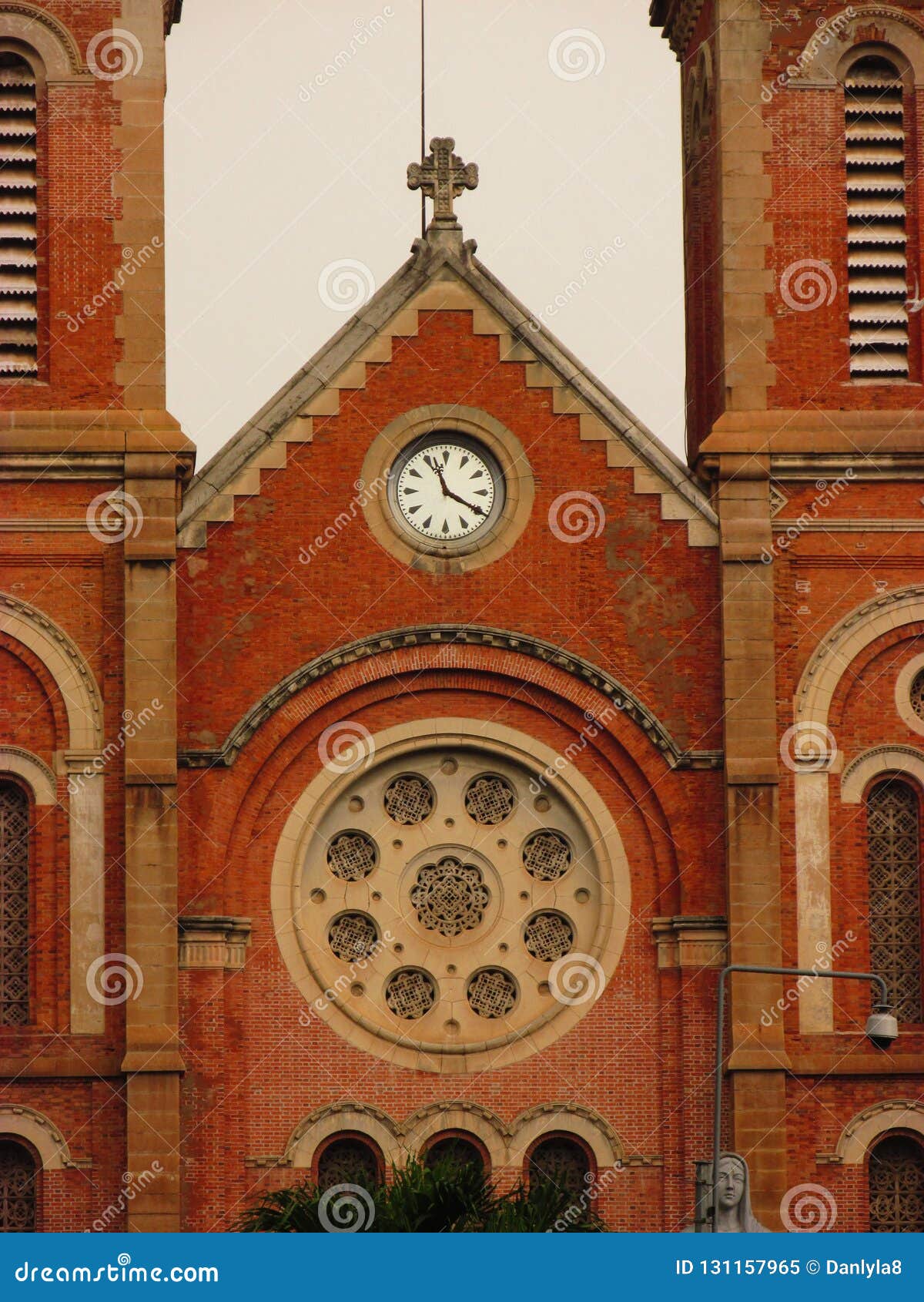 Fachada De La Iglesia Católica Con El Reloj Y Dos Torres Imagen de archivo - Imagen de puerta, ciudad: 131157965 Fachada De La Iglesia Católica Con El Reloj Y Dos Torres Imagen de archivo - Imagen de puerta, ciudad: 131157965