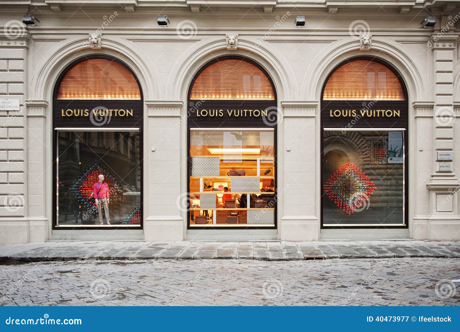 Louis Vuitton Tienda fachada entrada frontal de la Quinta Avenida, en la  ciudad de Nueva York, EE.UU Fotografía de stock - Alamy