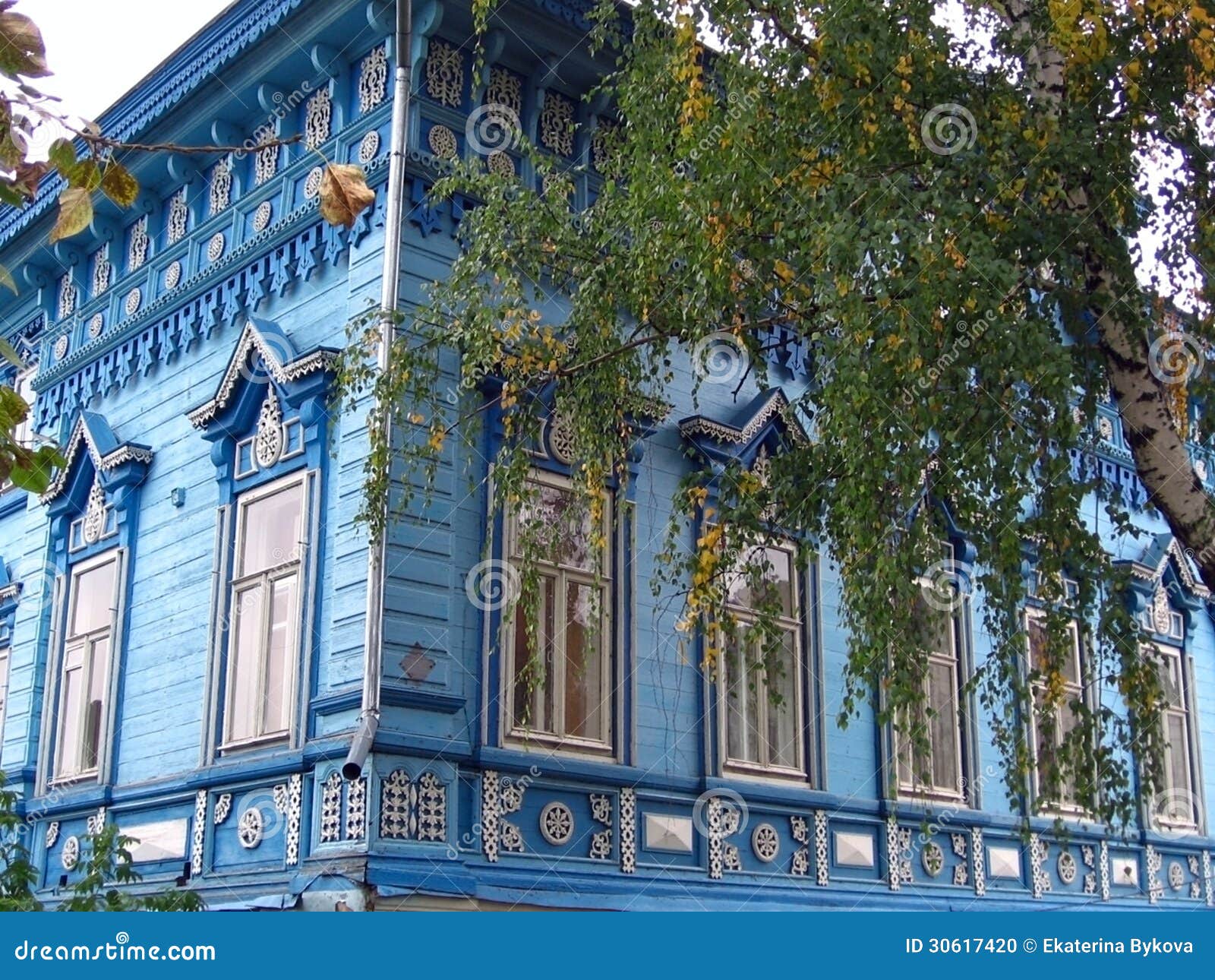 Fachada De Madera Azul De La Casa De Campo Foto de archivo - Imagen de