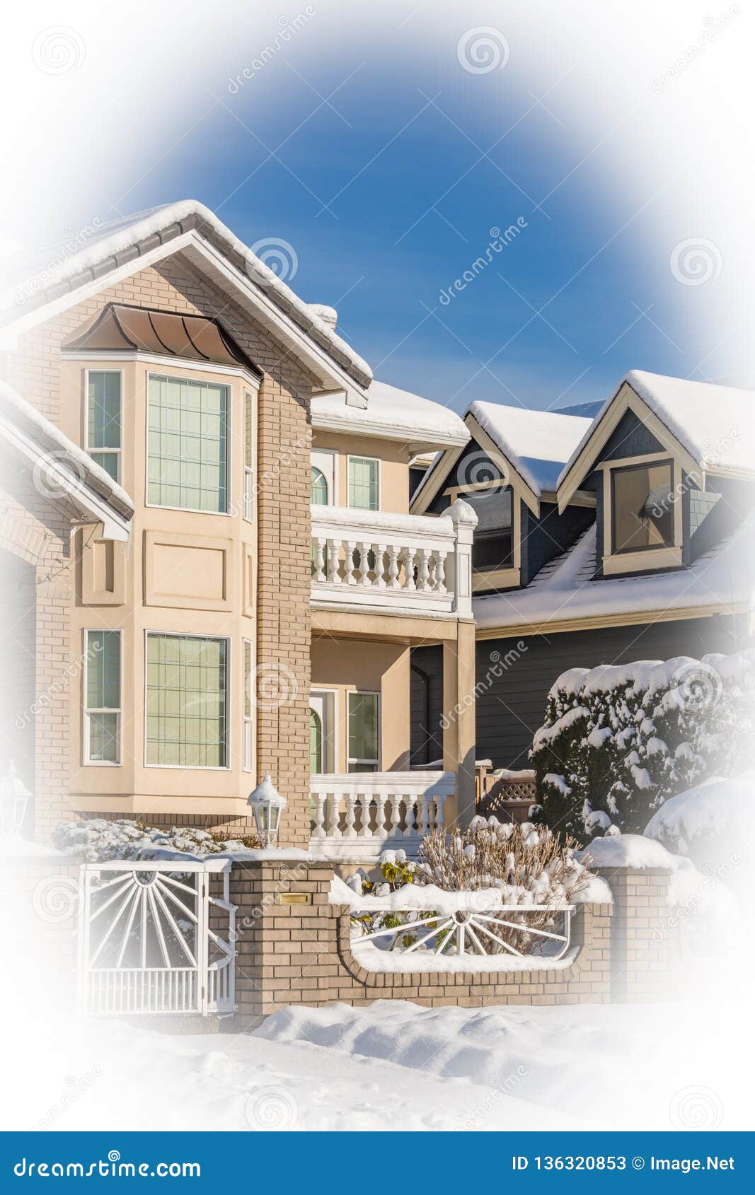 Fachada De Nuevas Casas De Lujo En Nieve En Fondo Del Cielo Azul El La  Estación Del Invierno Imagen de archivo - Imagen de nieve, vecindad:  136320853