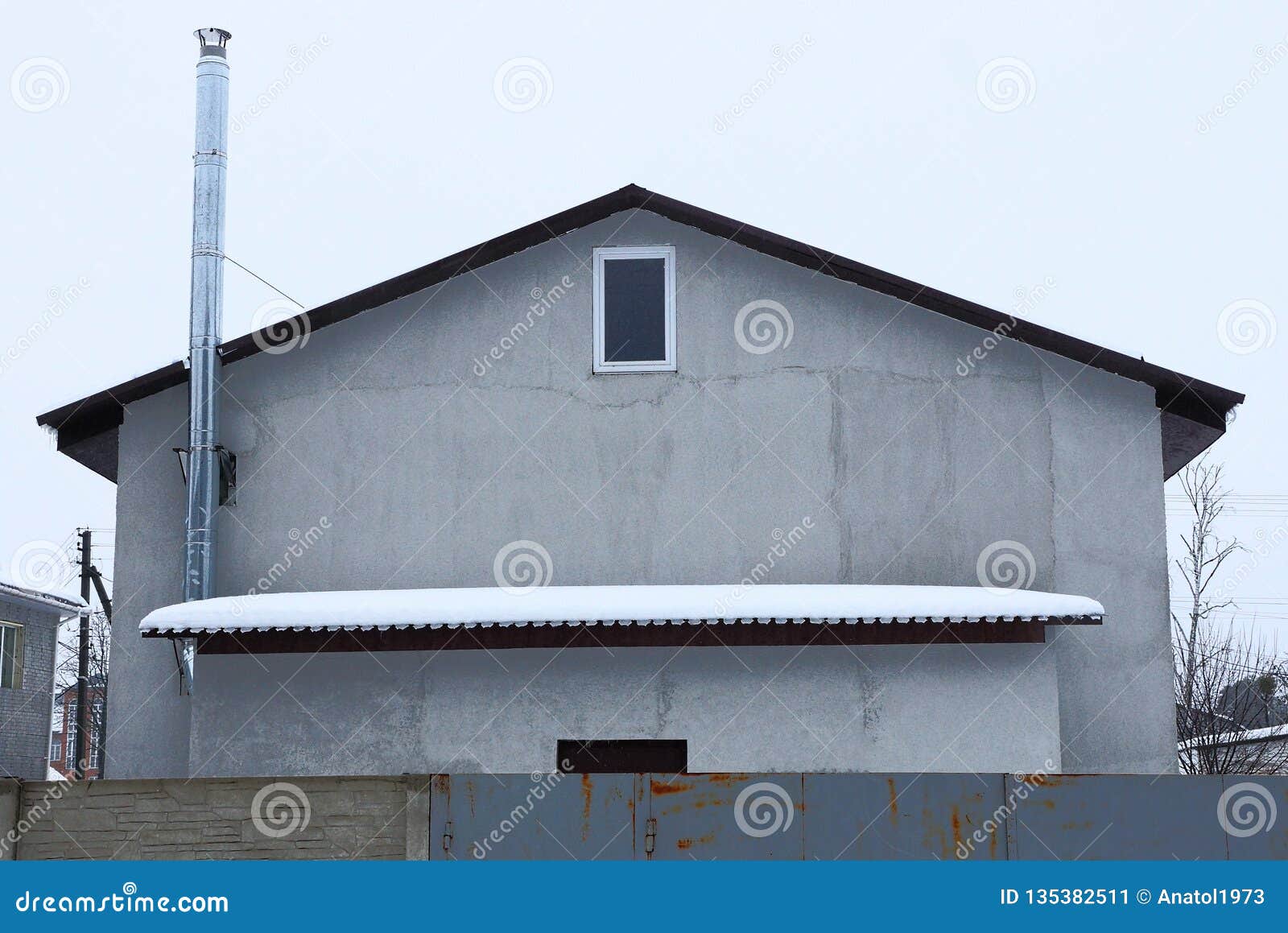 Fechar O Exterior De Uma Casa Com Janelas Cinzentas Escuras De Baía E  Flancos De Madeira Foto de Stock - Imagem de tapume, cinzento: 253244860