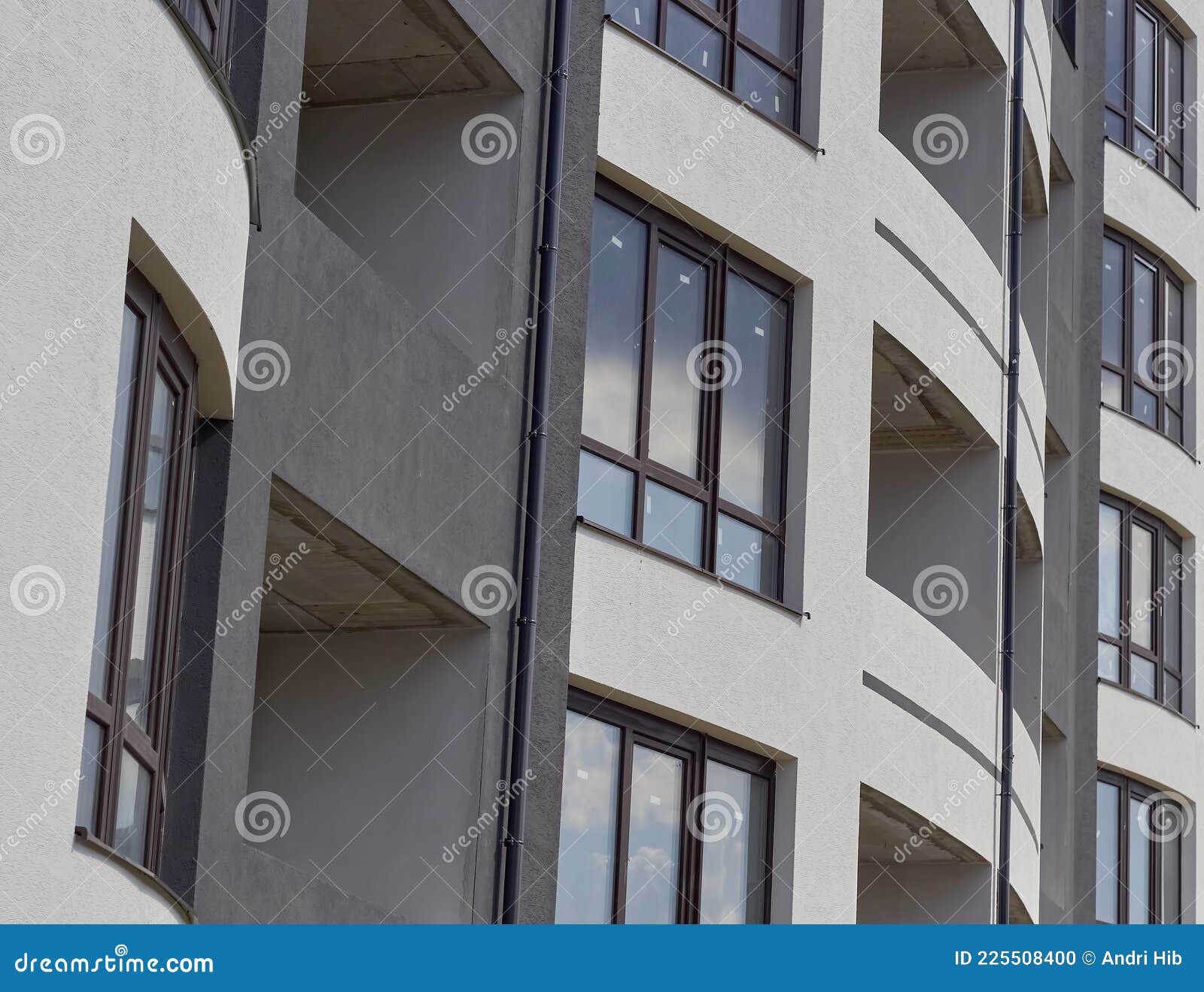 Fachada De Uma Casa Moderna Com Paredes Brancas E Janelas Escuras. Foto de  Stock - Imagem de cidade, arquitetura: 225508400