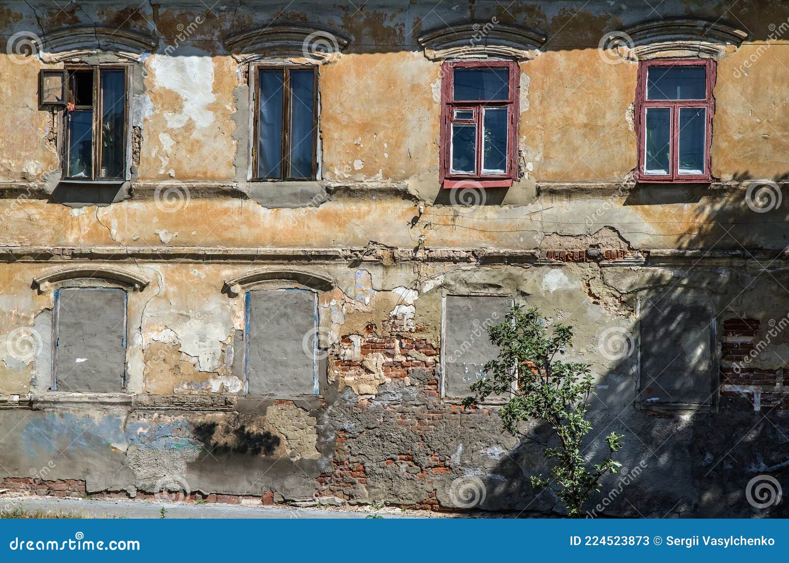 Casa Velha Sombrio Casas Escuras Com Janelas Escuras E Uma Fachada De  Desmoronamento Foto de Stock - Imagem de perspectiva, casa: 152766732