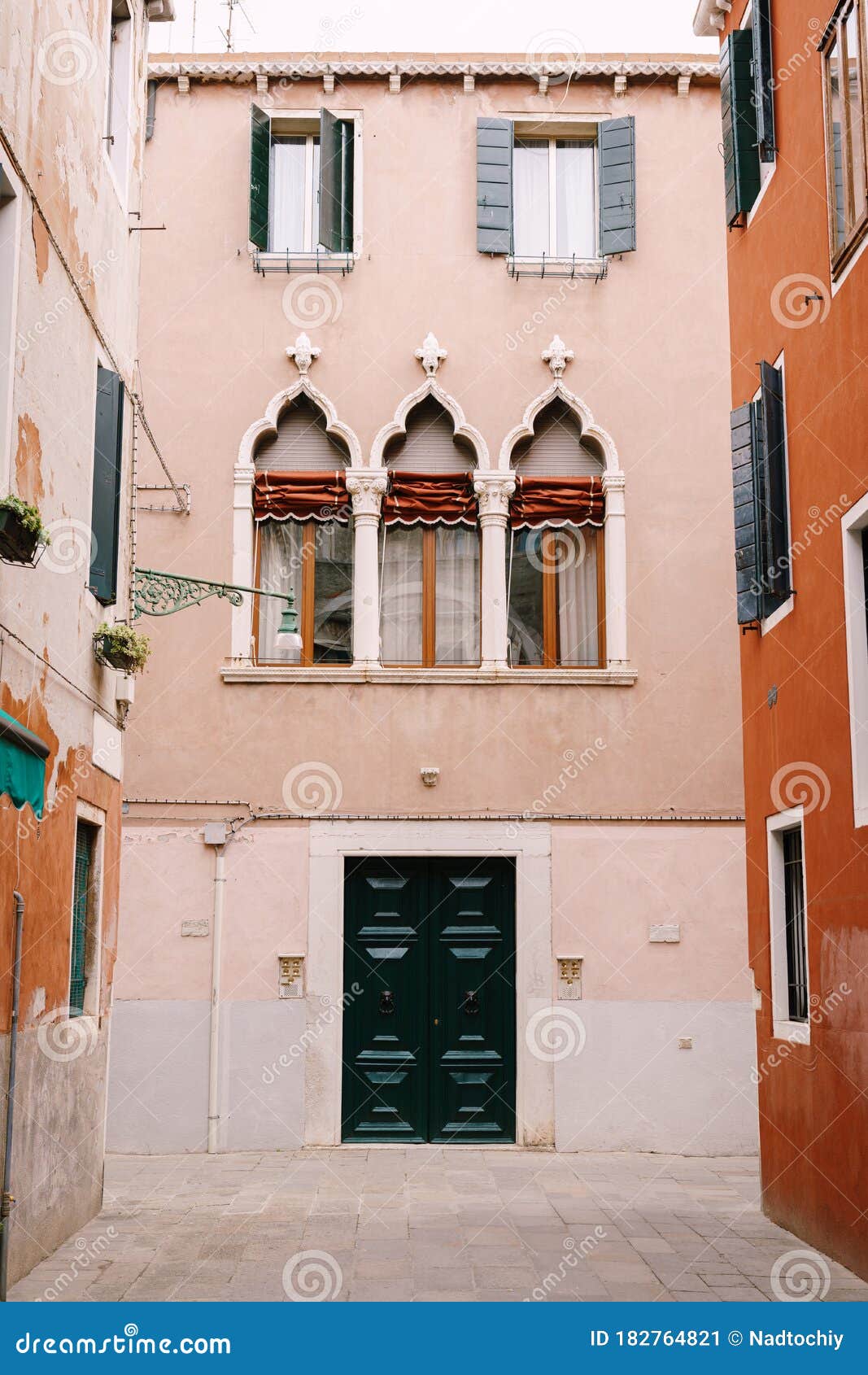 Fachada De Una Casa De Durazno En Venice Italy. Puerta Delantera De Madera  Verde Enorme Tres Ventanas Venecianas Clásicas Imagen de archivo - Imagen  de anaranjado, verde: 182764821