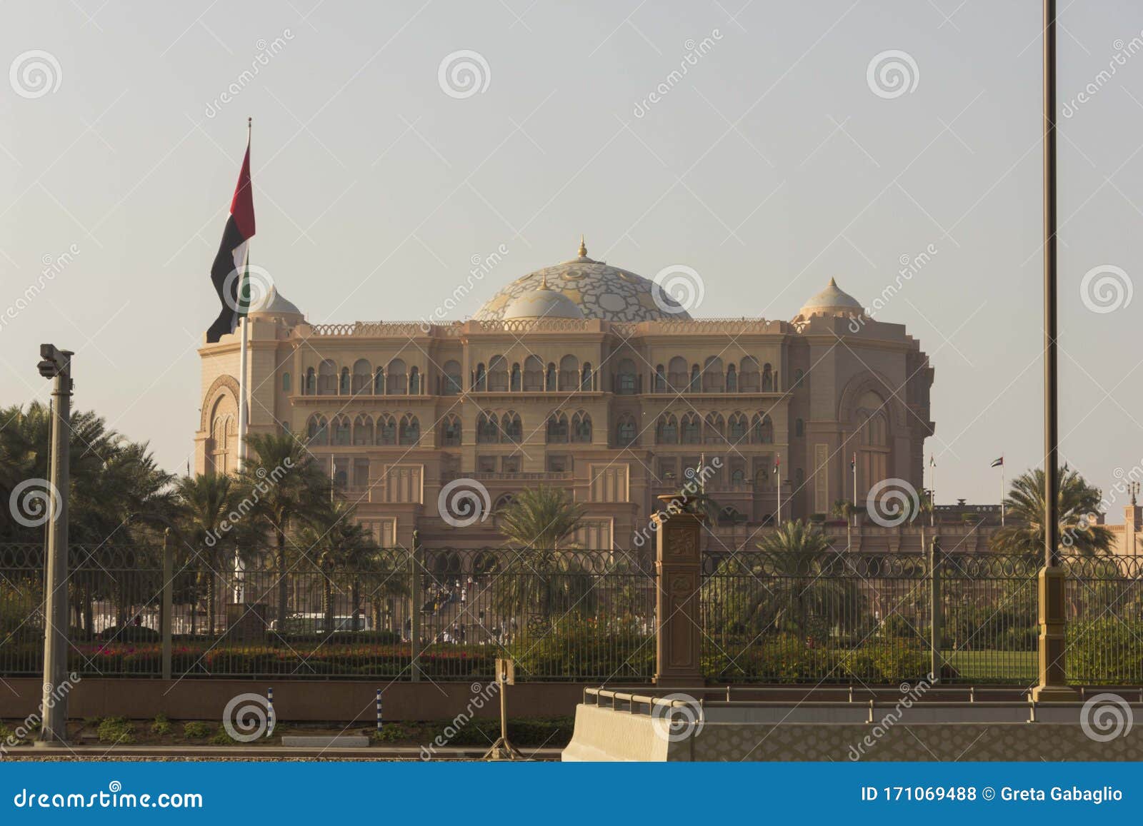 Fachada Del Palacio De Los Emiratos En Abu Dhabi Foto De Archivo