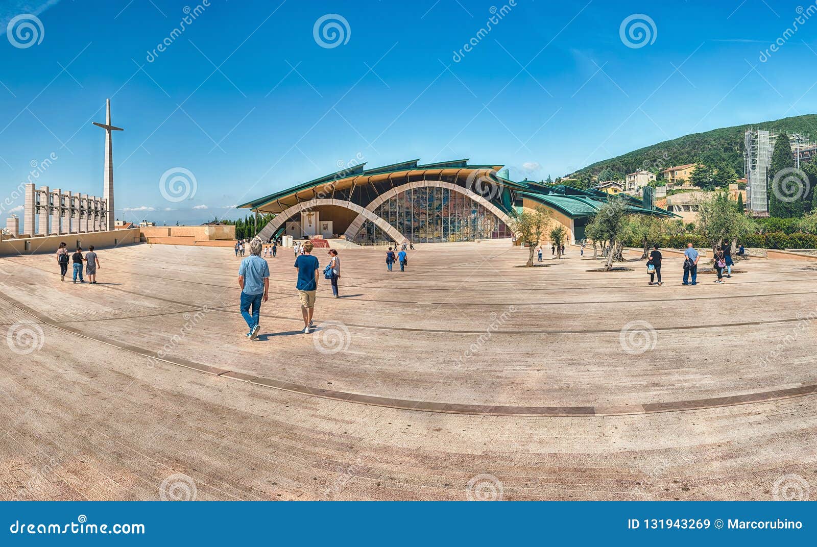 Santuario Di San Pio Da Pietrelcina Fachada Del Santuario Del Santo Pio De Pietrelcina, Italia Imagen de