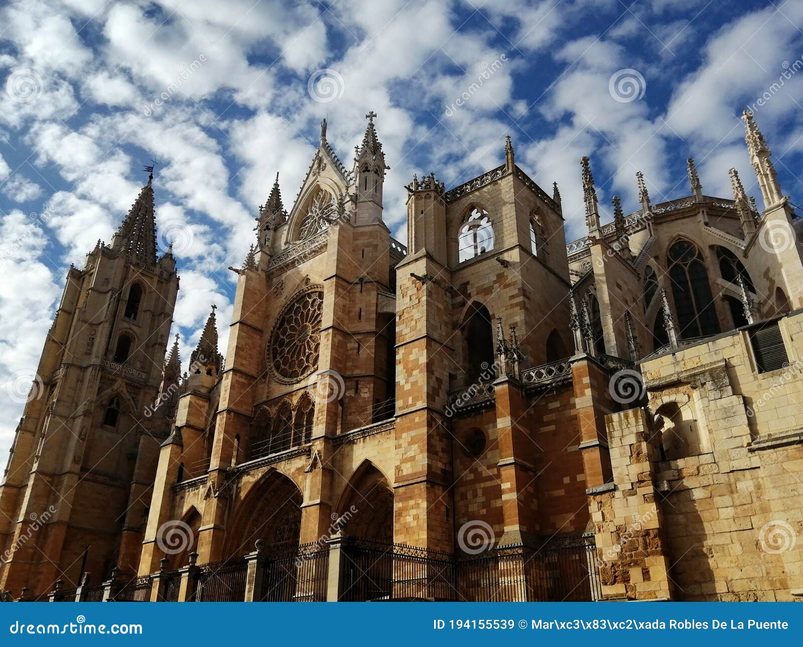 fachada sur de la catedral de leÃÂ³n, espaÃÂ±a bajo cielo empedrado