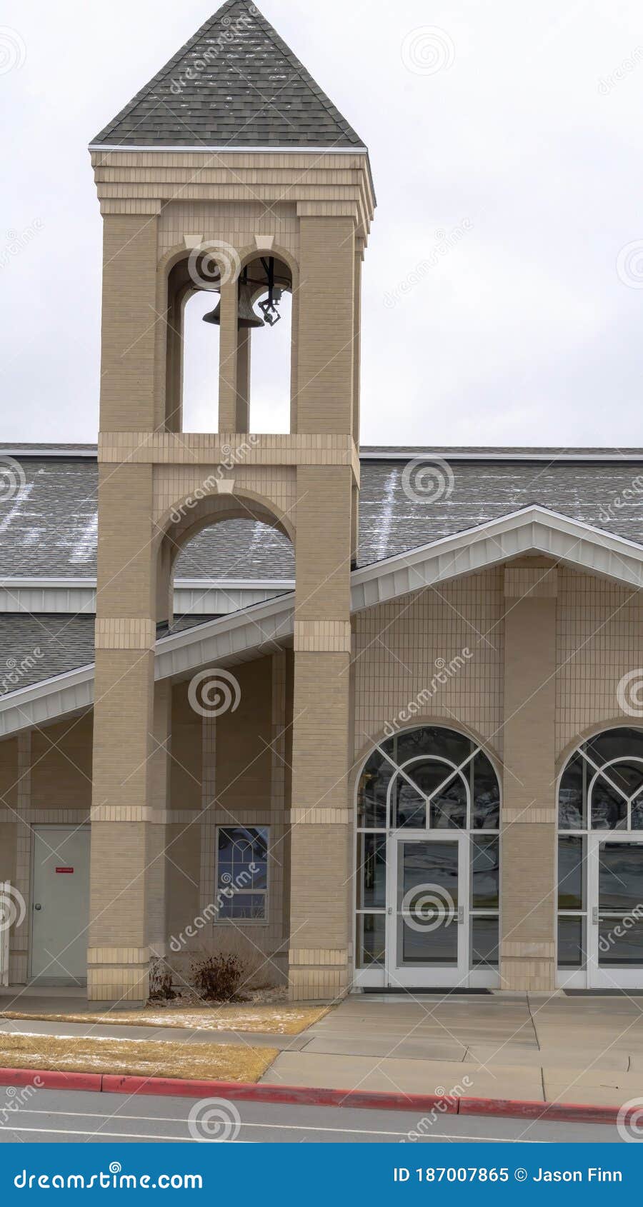 Fachada Vertical De La Iglesia Con Puertas Delanteras De Cristal Y Torre De Campanario Moderna Contra Cielo Nublado Imagen de archivo - Imagen de invierno, puerta: 187007865 Fachada Vertical De La Iglesia Con Puertas Delanteras De Cristal Y Torre De Campanario Moderna Contra Cielo Nublado Imagen de archivo - Imagen de invierno, puerta: 187007865