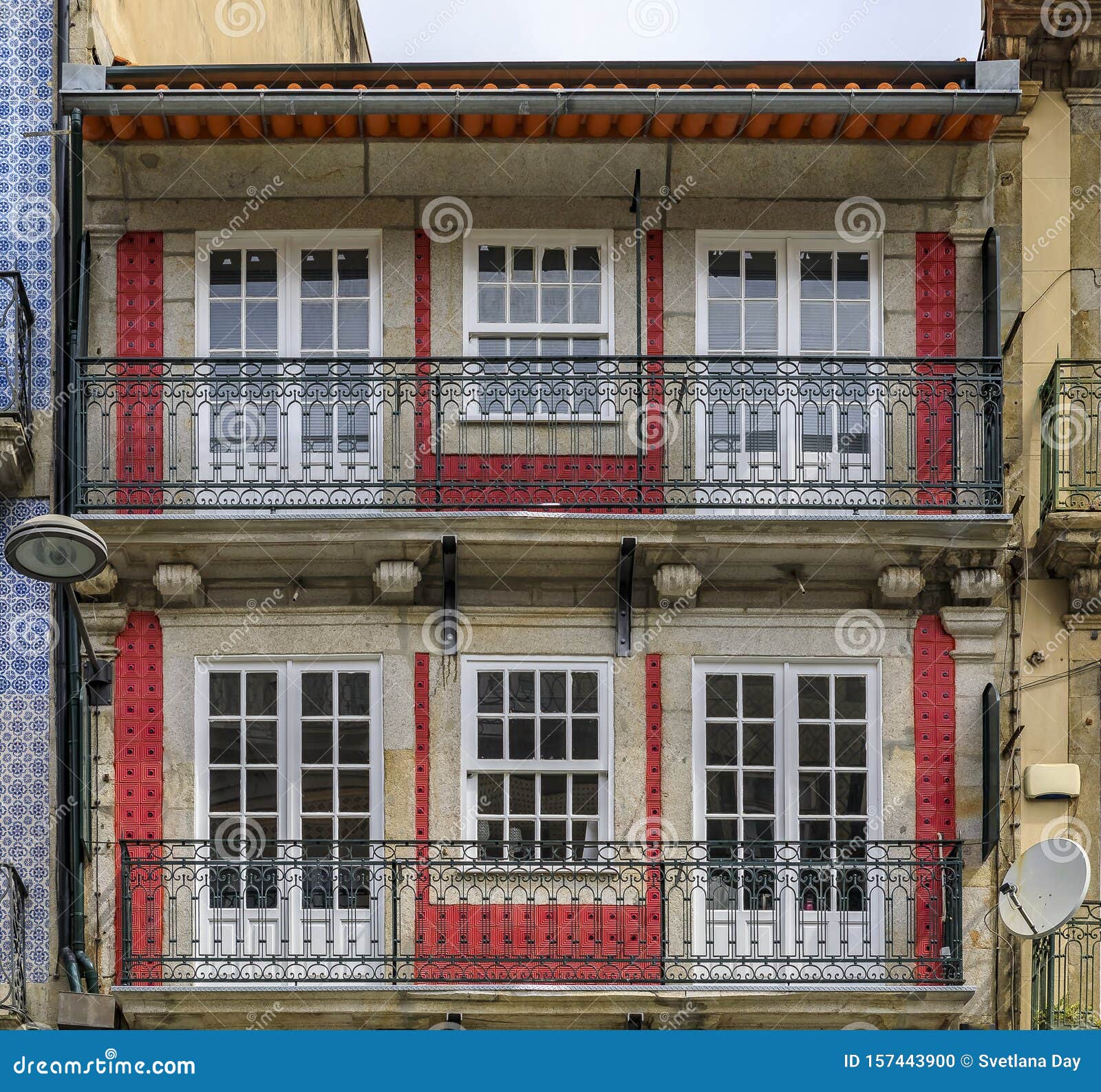 Fachadas De Casas Tradicionales Decoradas Con Azulejos Portugueses  Ornamentados En Oporto, Portugal Foto de archivo - Imagen de textura,  azulejo: 157443900