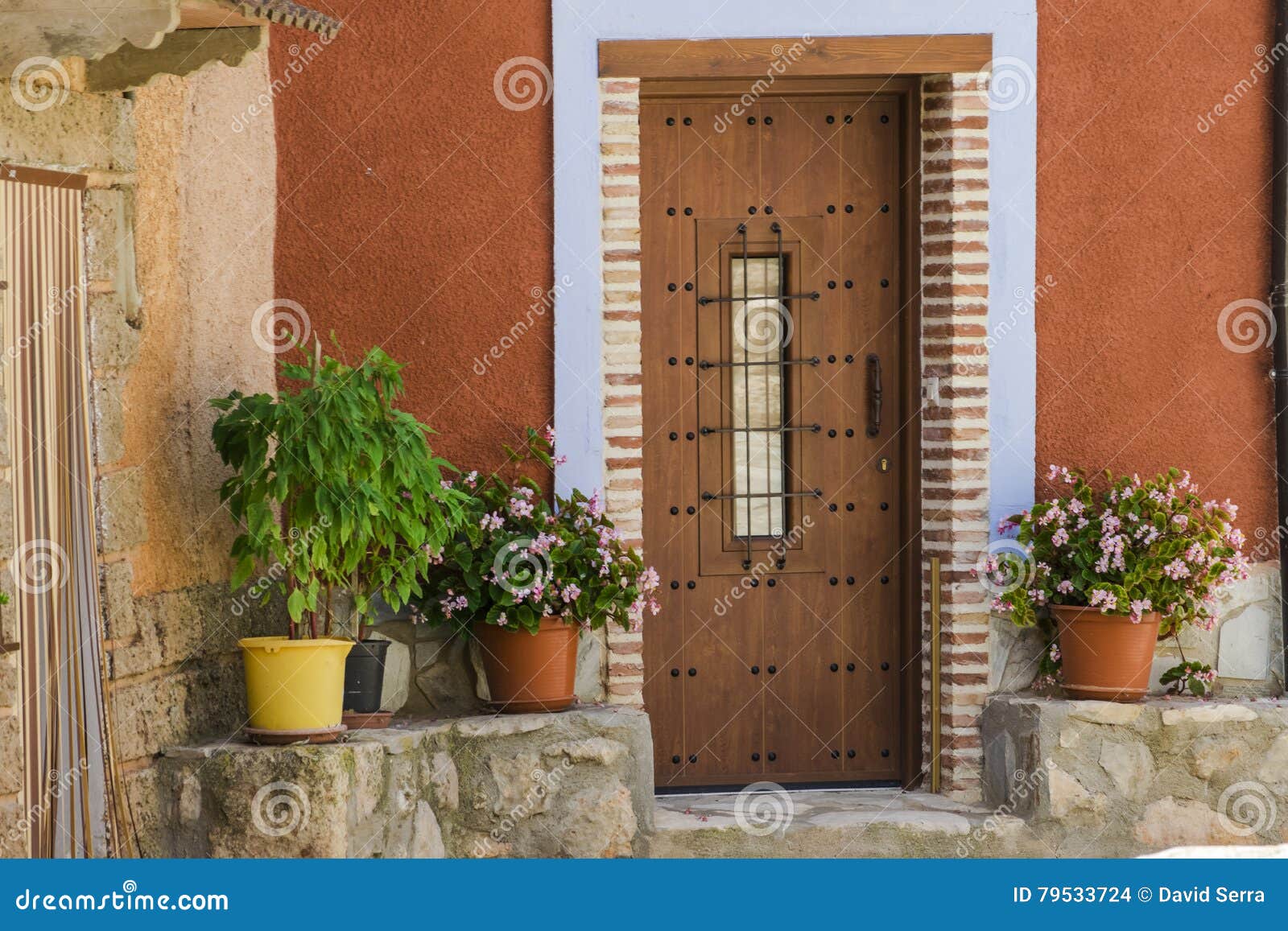 Fachadas De Las Casas Típicas Del Pueblo Foto de archivo - Imagen de  ventana, puerta: 79533724