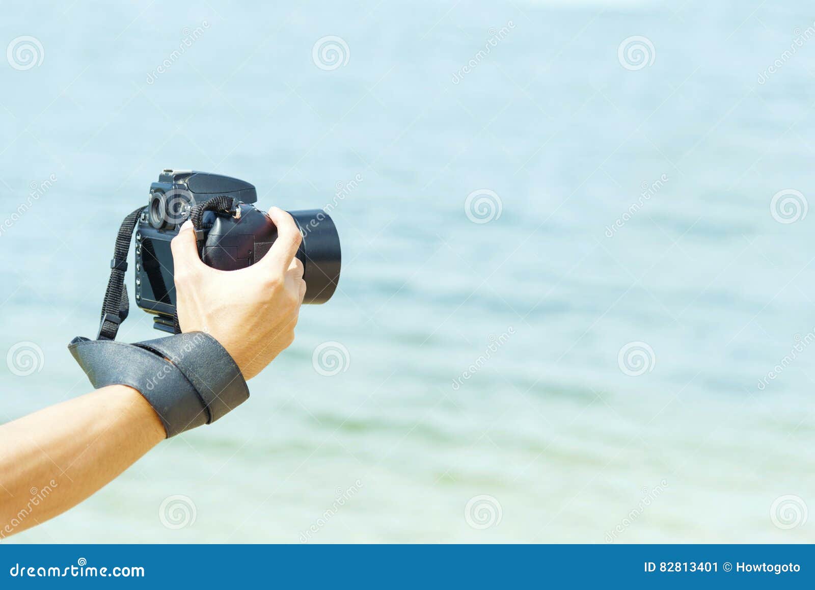 Fachowa dslr kamera w mężczyzna rękach na plaży