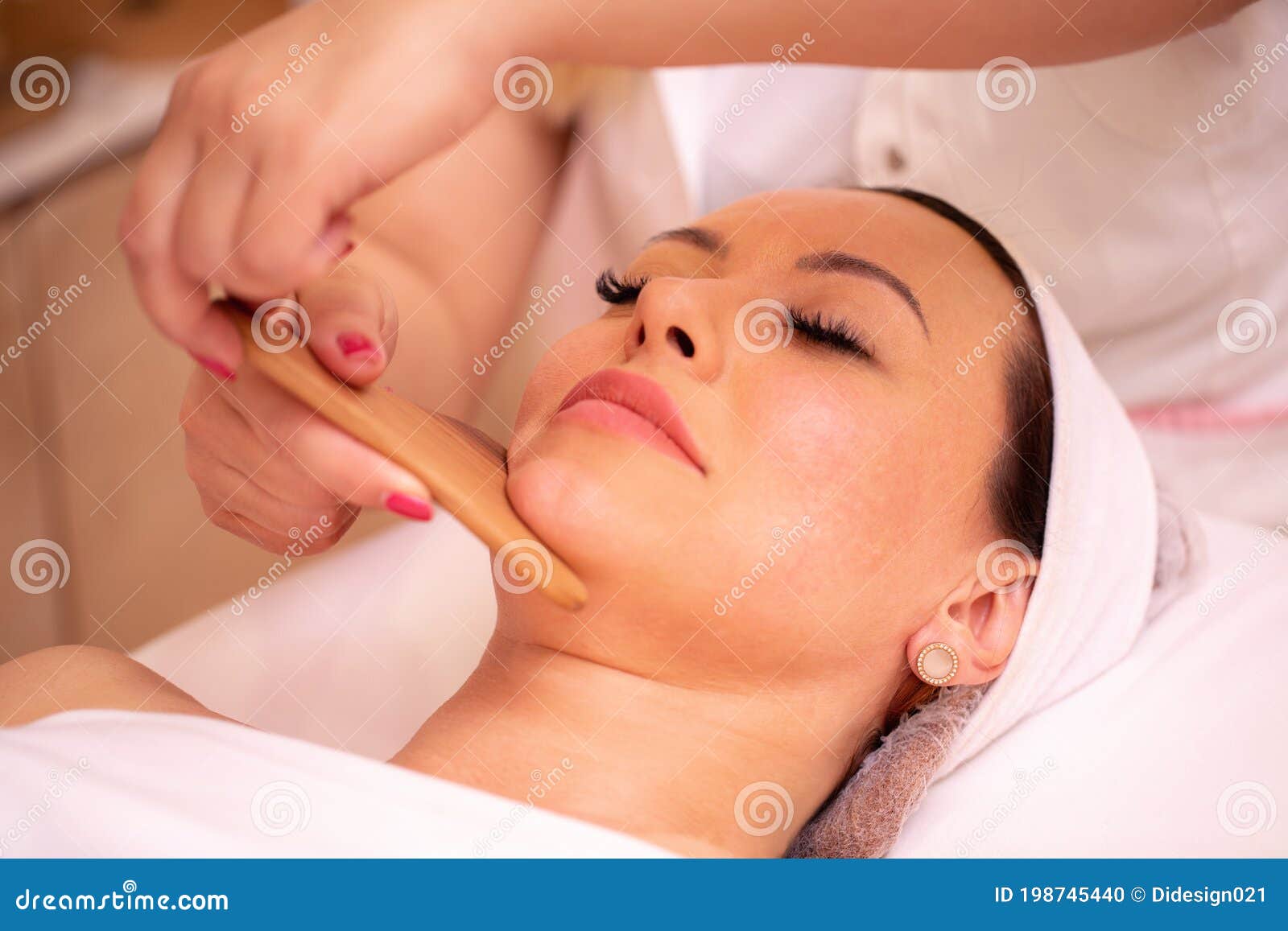 facial madero massage with wooden tools