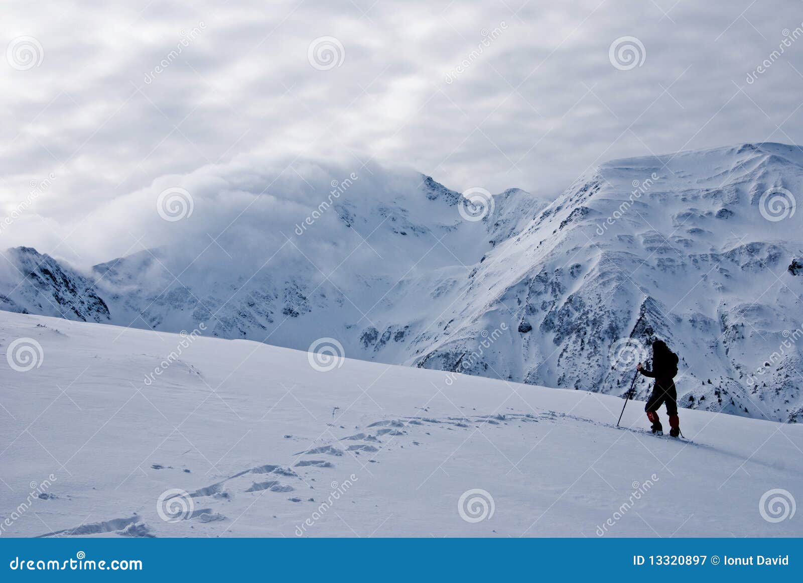 Fagaras trekking зима. Trekker scara гор ландшафта девушки fagaras края barcaciu