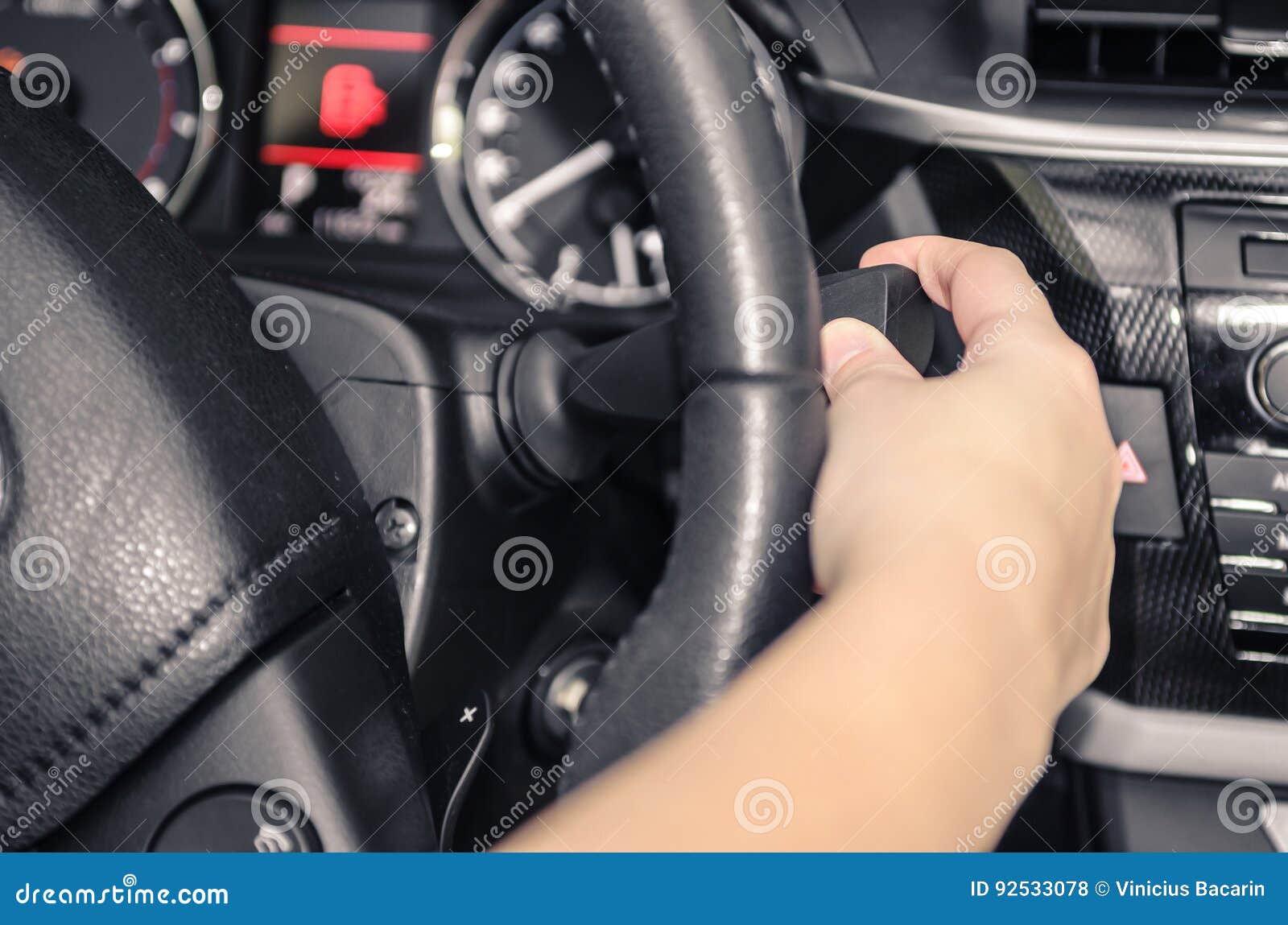 Fahrer, Der Das Auto ` S Blinklicht Behandelt Stockfoto - Bild von