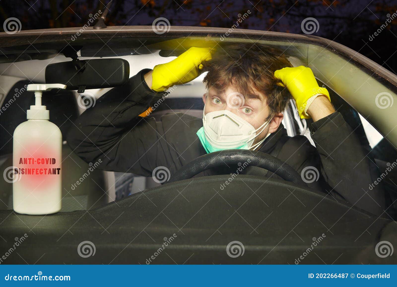 Fahrer Mit Maske Und Handschuhe, Die Autokabine Mit Desinfektionsmittel  Gereinigt Werden, Stockbild - Bild von gefahr, verrückt: 202266487