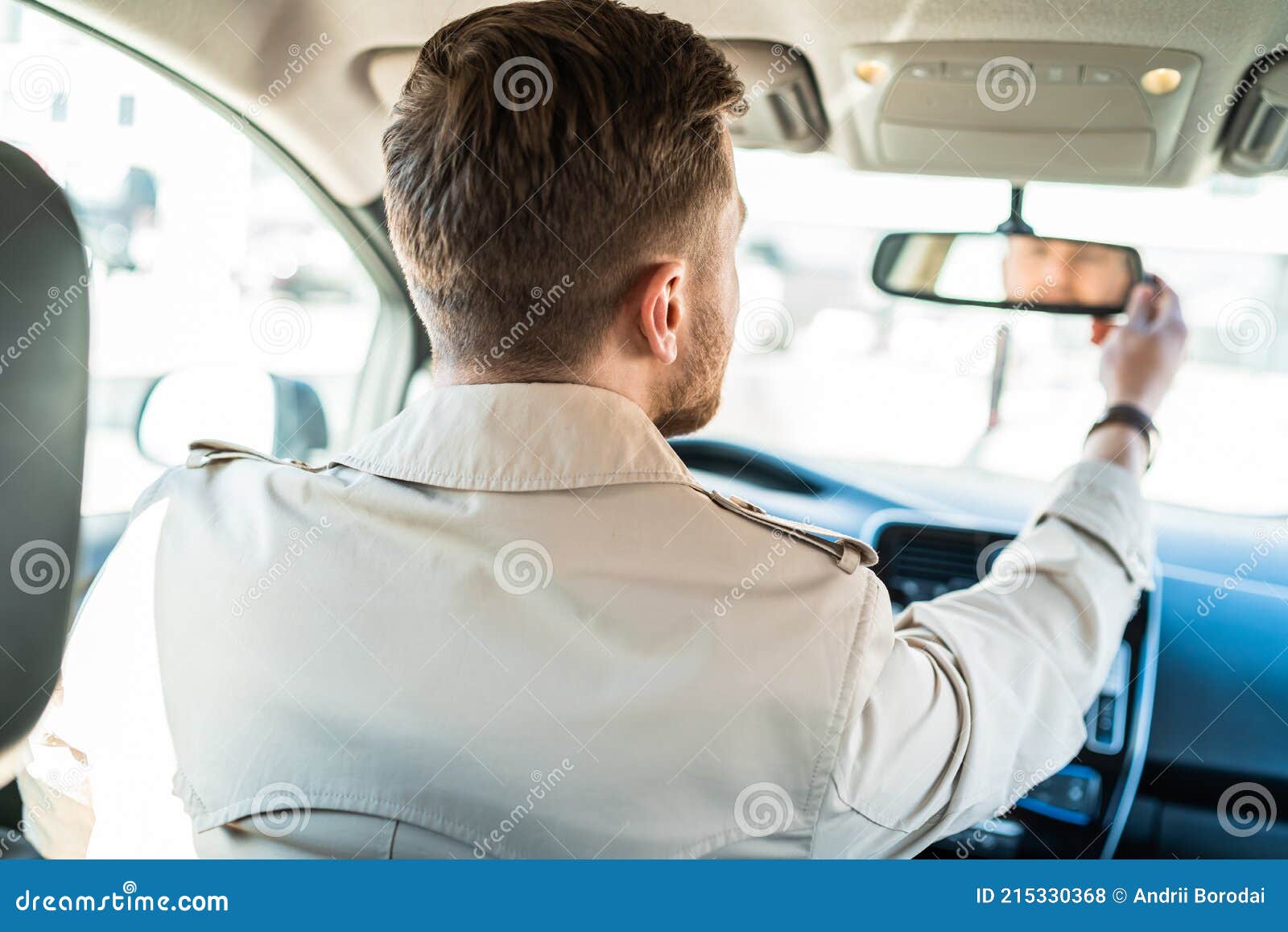 Fahrer Schaut in Den Rückspiegel. Mann Stellt Den Spiegel Im Auto