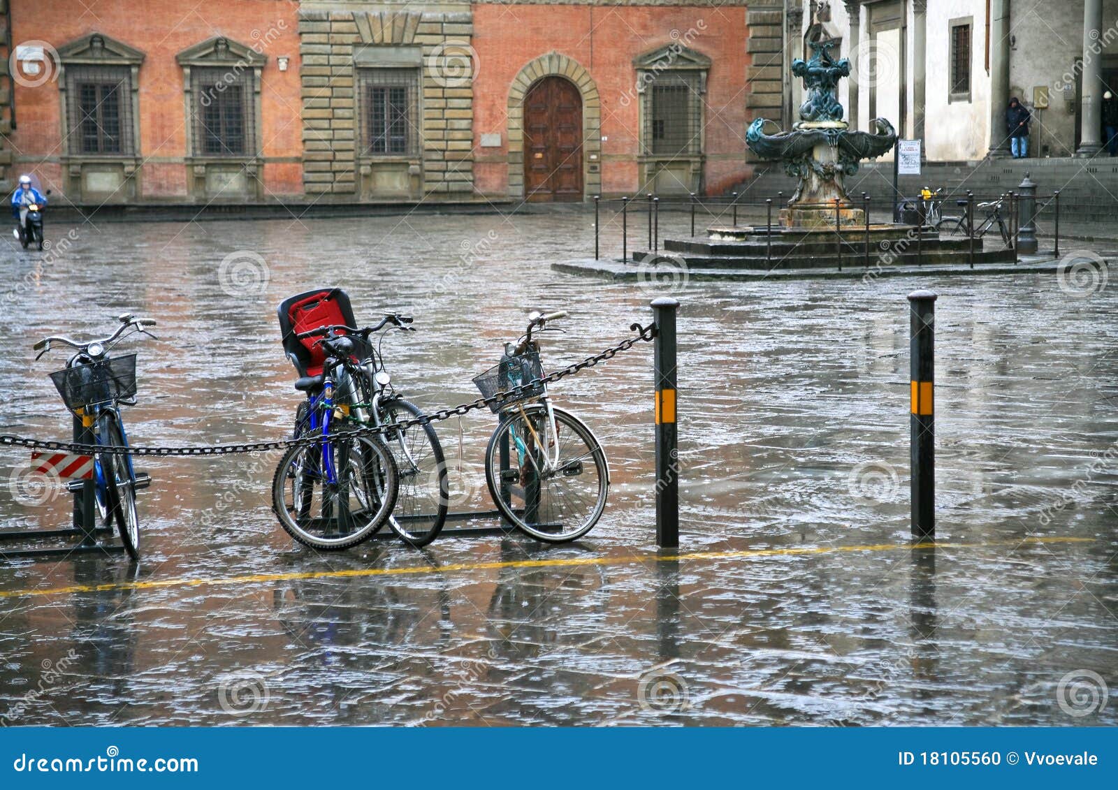 Fahrrad Auf Rathausplatz Im Regen Stockfoto Bild von naß