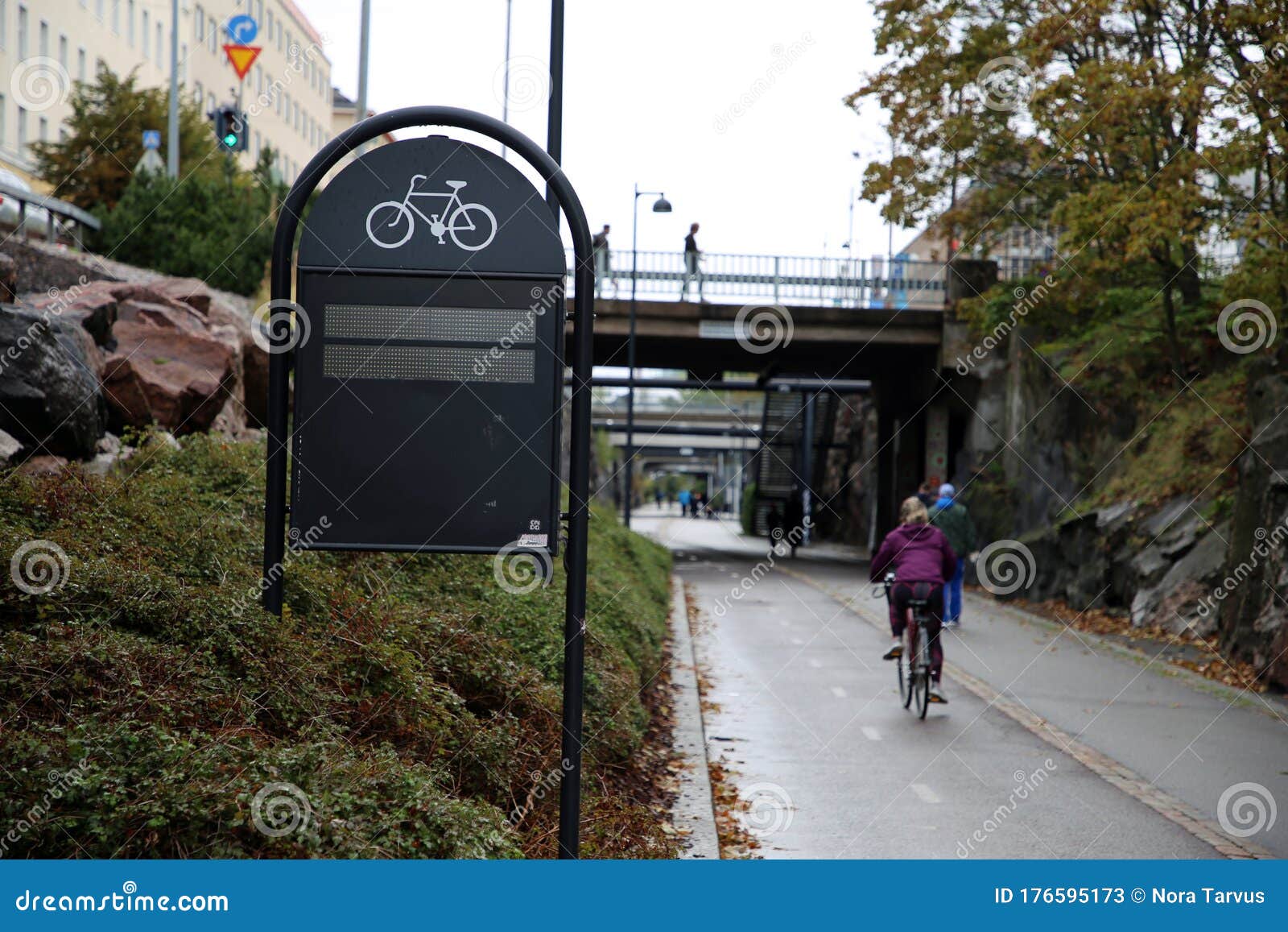 Fahrradzähler Im Baana Helsinki Redaktionelles Stockfoto - Bild