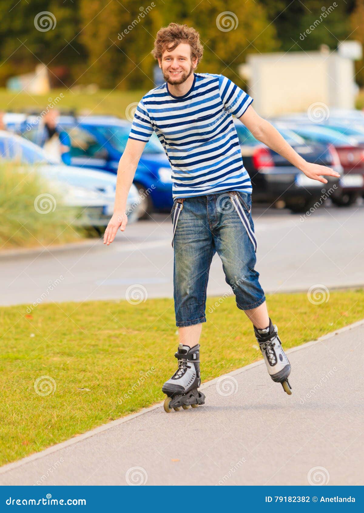 Faire Du Roller De Jeune Homme Extérieur Le Jour Ensoleillé Photo