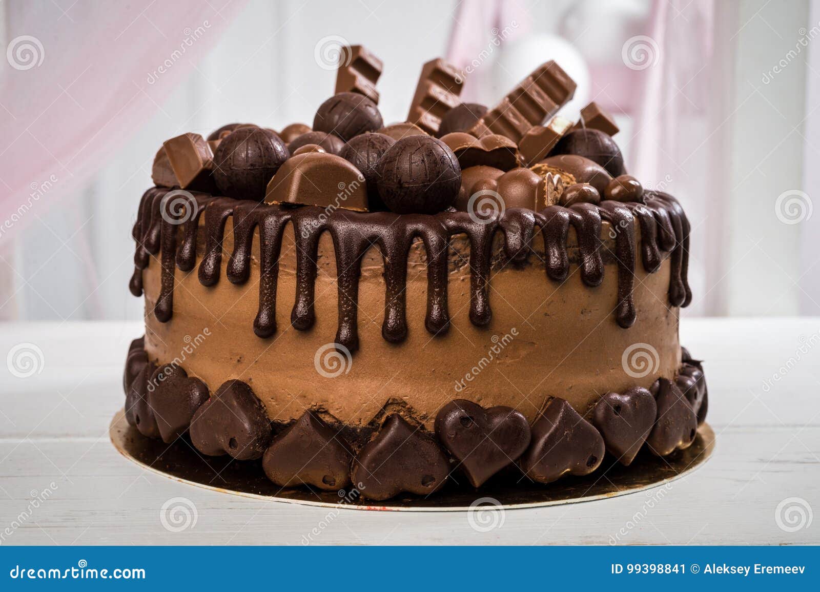 Fait Main Delicieux De Gateau De Chocolat Decore Des Bonbons A Chocolat Et Des Barres De Chocolat Cadre Horizontal Image Stock Image Du Couche Frais