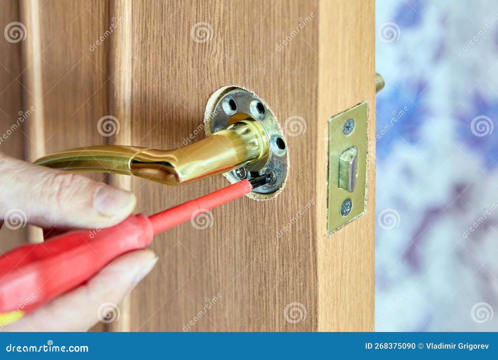 Comment réparer soi-même la poignée d'une porte ?