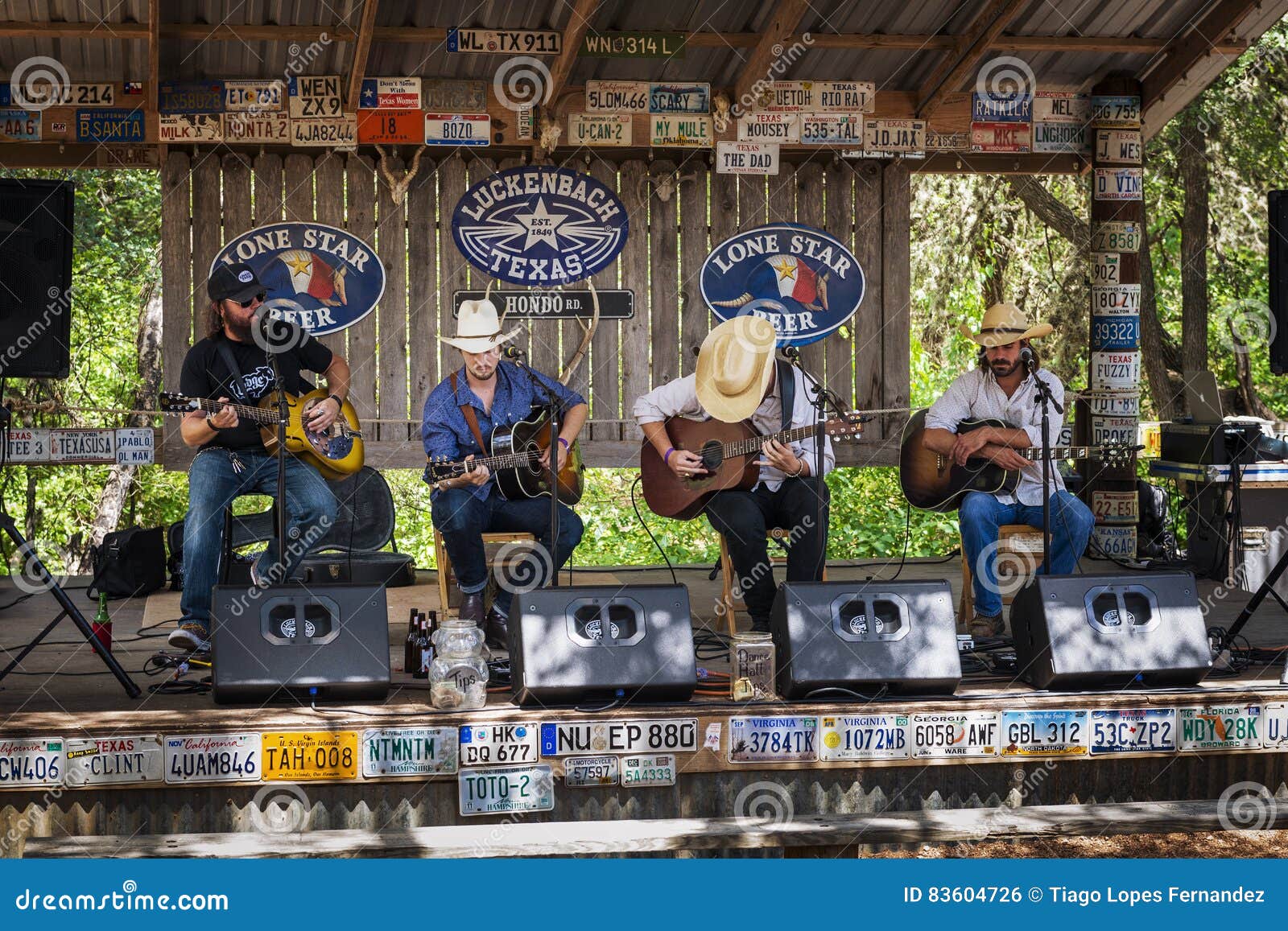 Faixa Da Música Country Que Joga Em Um Local De Encontro Da Música Em  Luckenback, Texas Foto Editorial - Imagem de local, cidade: 83604726