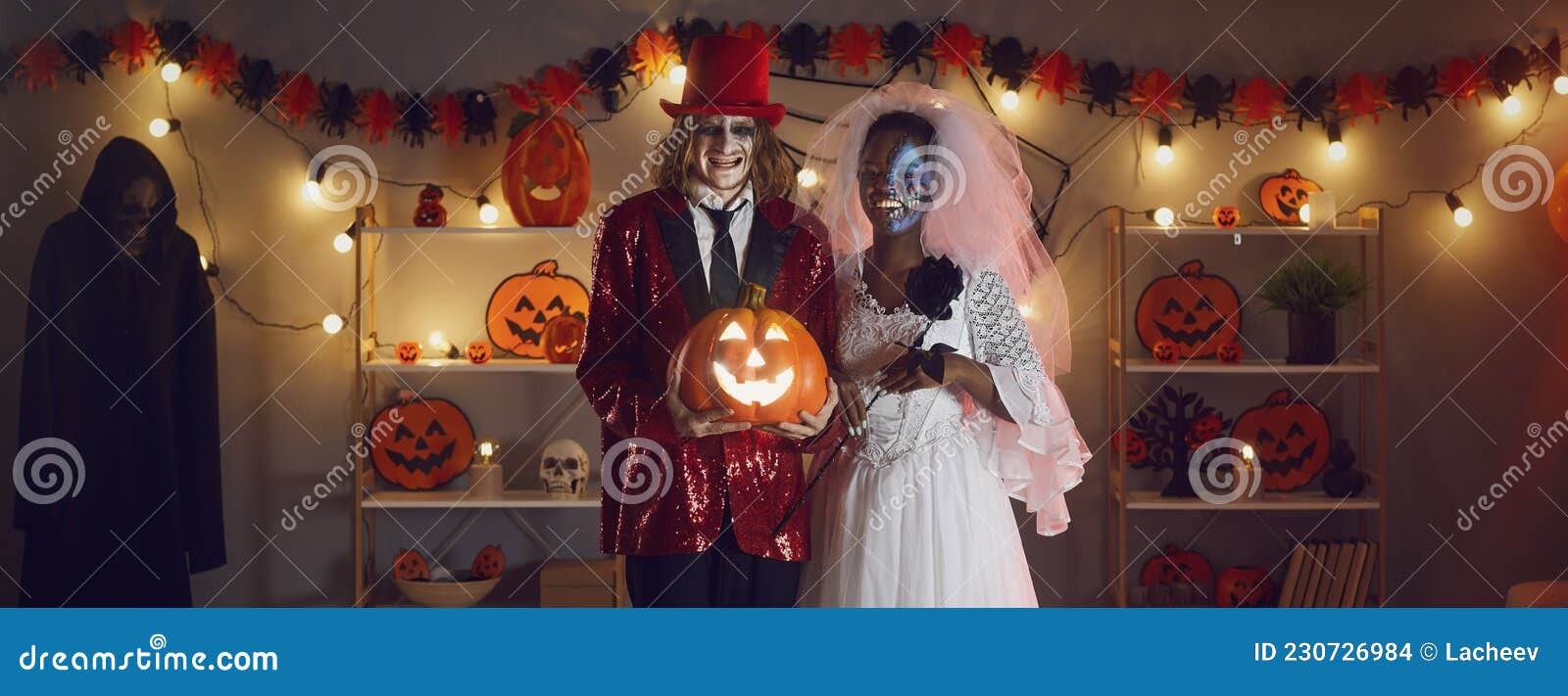 Homem irreconhecível na fantasia criativa de halloween