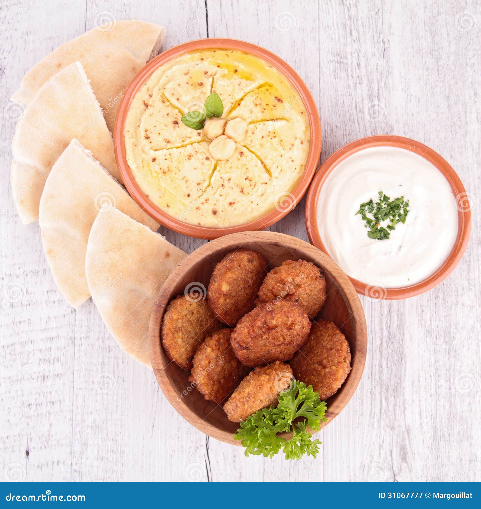 Falafel, hummus och bröd fotografering för bildbyråer. Bild av kokt