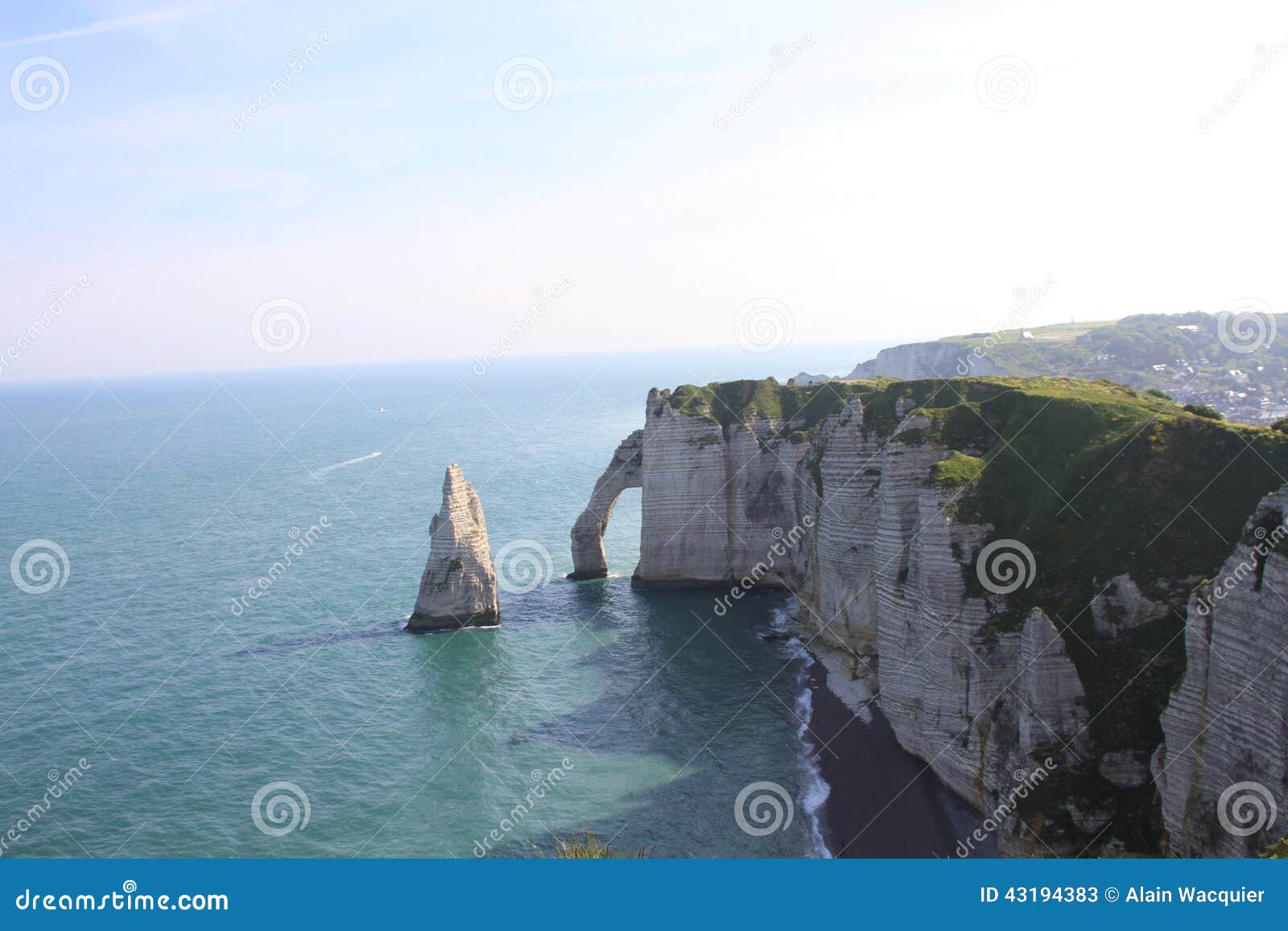 Falaises chez Etretat. Les falaises célèbres chez Etretat de la plage rocheuse