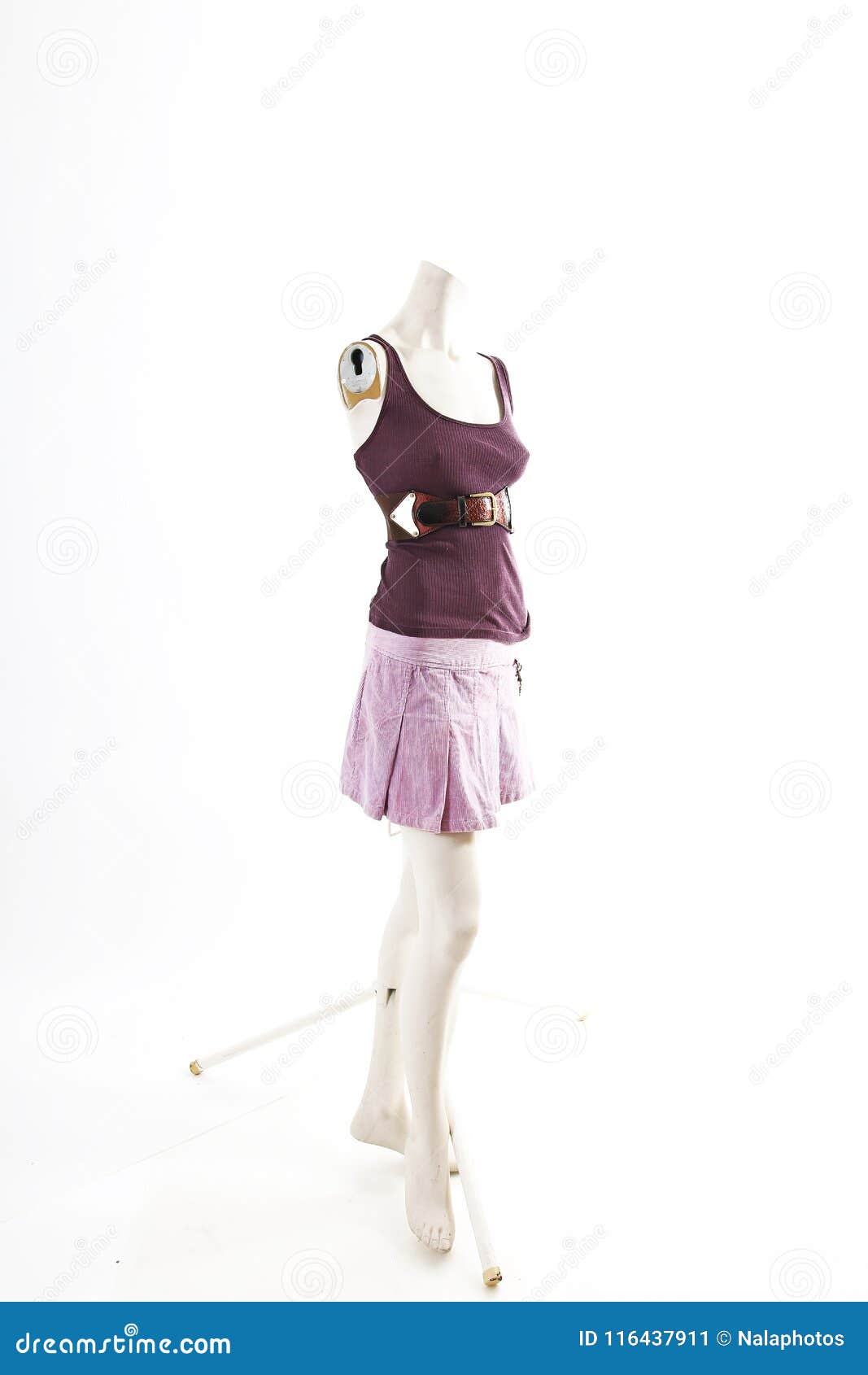 Falda Púrpura De La Camisa Corta En La Exhibición Completa Del