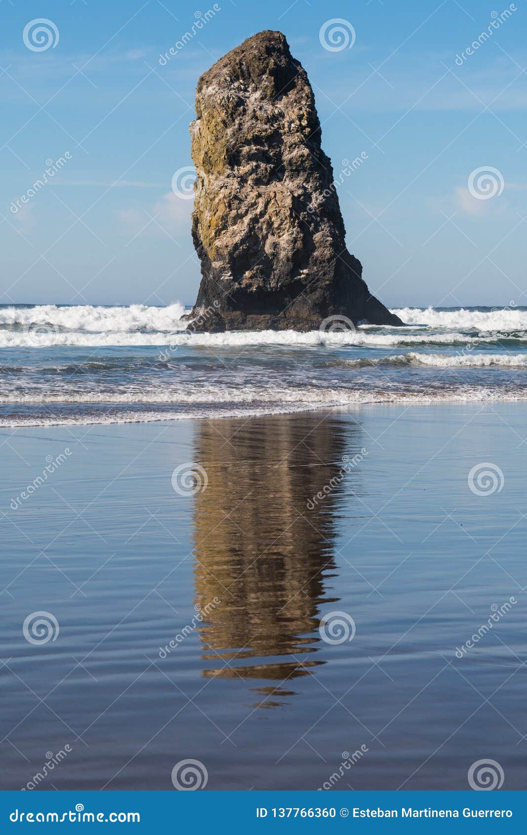 Odbicie fale rozbija na pionowo skałach sterczy w działo plaży, Oregon, usa