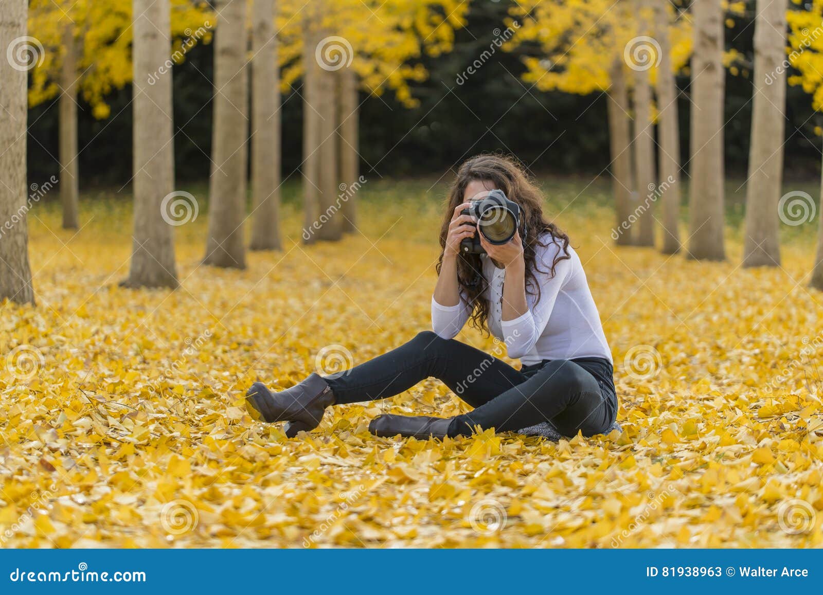 In Fall Foliage Di Modello Castana Con La Macchina