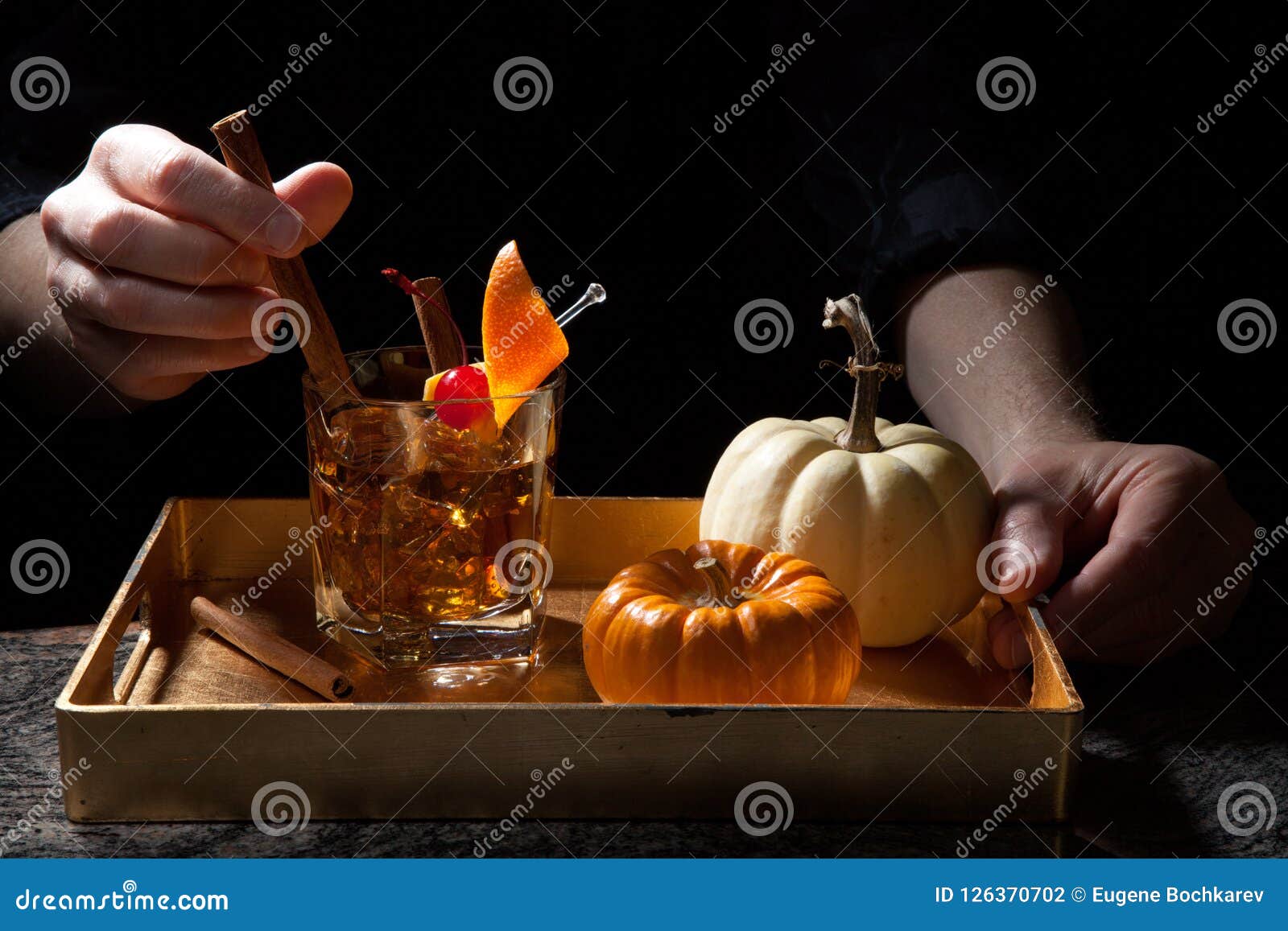 Fall Getranke In Der Bar Altmodisches Whisky Cocktail Stockfoto Bild Von Glas Dekoration 126370702