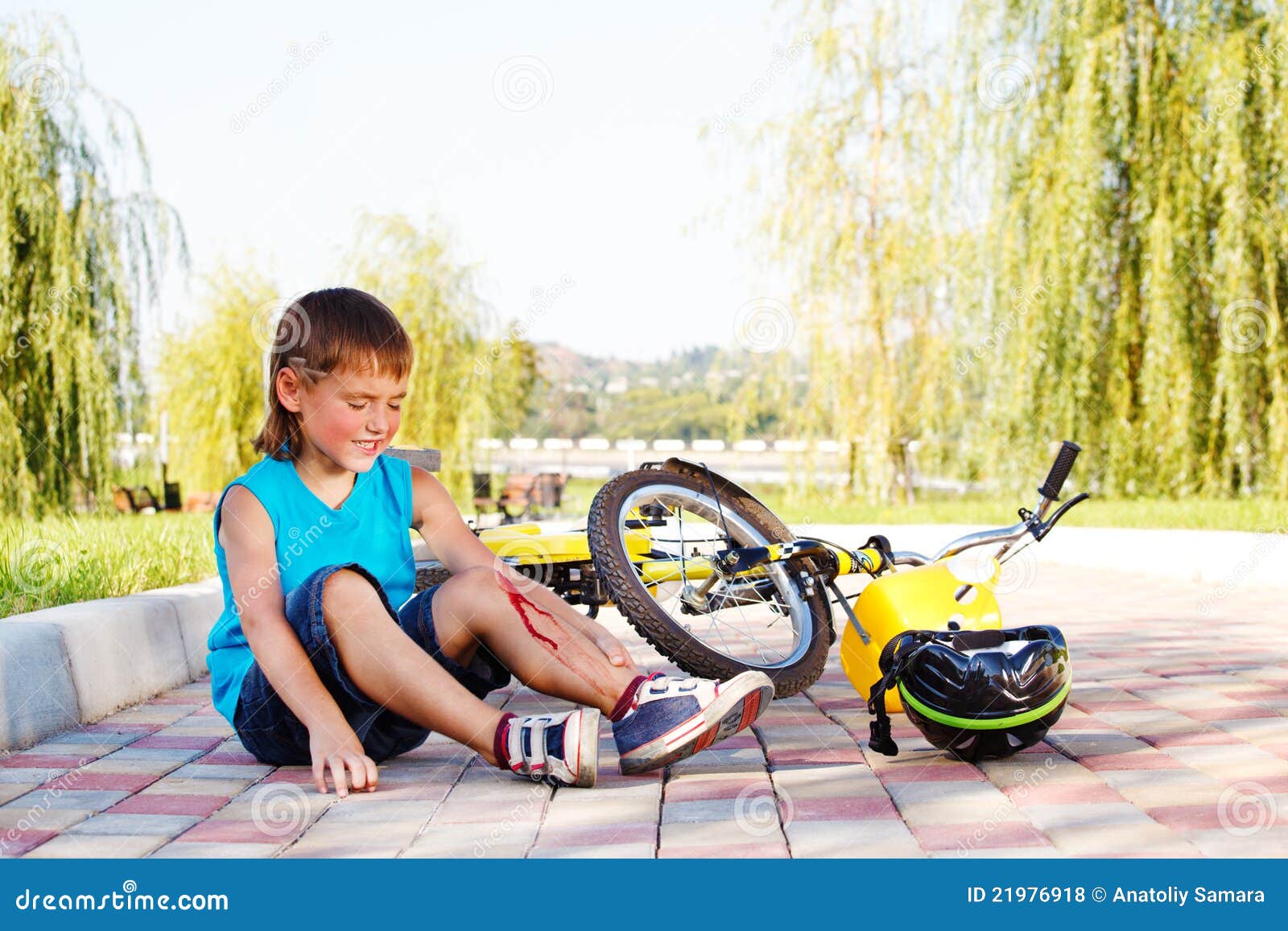 Частые причины несчастных случаев с велосипедистами. Мальчик упал с велосипеда. Детский травматизм самокаты. Ребенок упал с велосипеда. Мальчик упал с велочэсипеоа