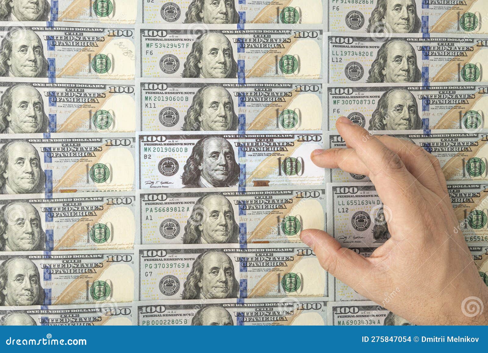 Falsificación De Billetes. Concepto Falso. Dinero Falso Dólares  Estadounidenses. Buscar Billetes Falsos. Dólares Estadounidenses E Foto de  archivo - Imagen de comparar, financiero: 275847054