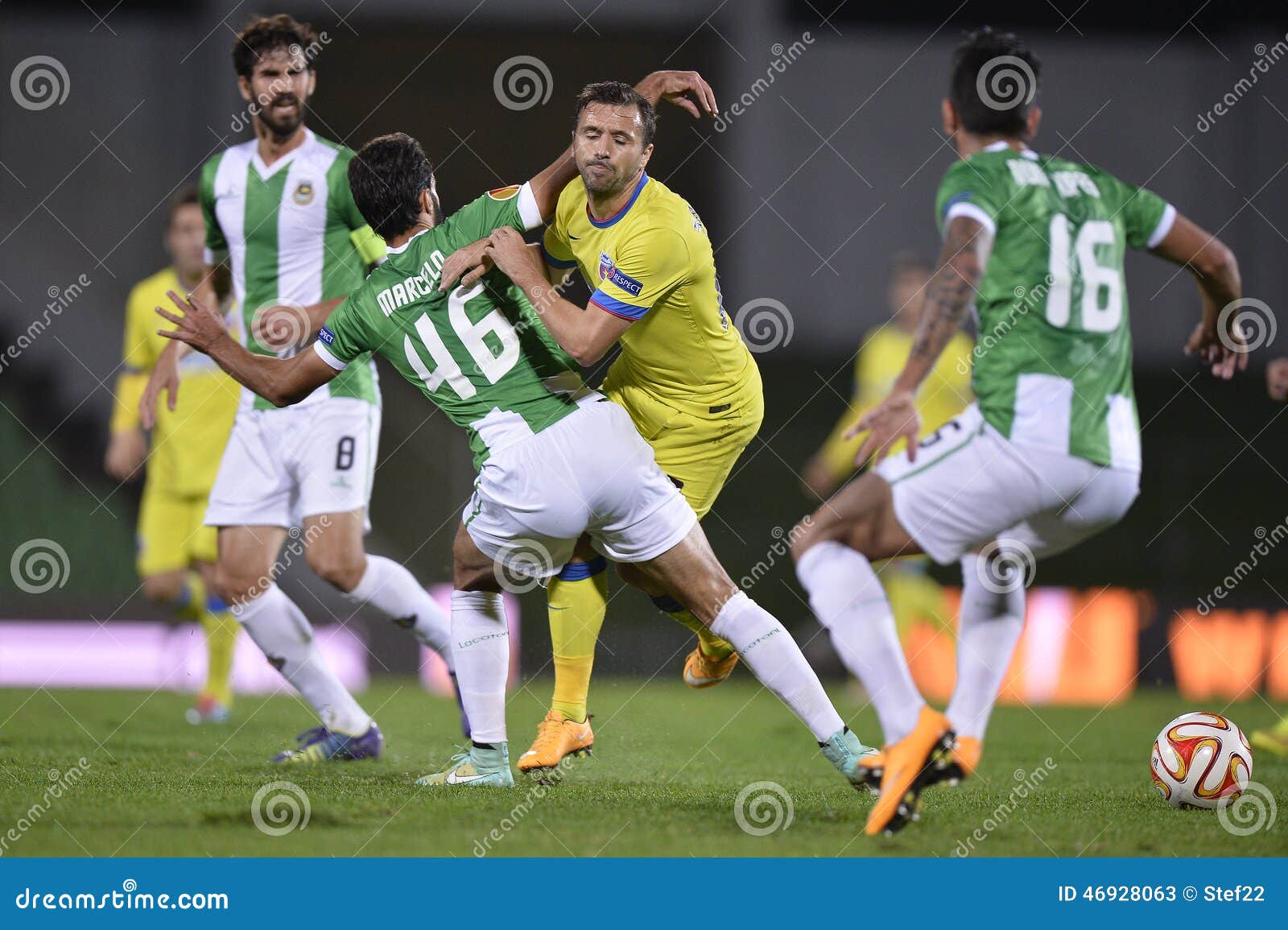 Imagem De Dois Jogadores De Futebol No Estádio Foto Royalty Free, Gravuras,  Imagens e Banco de fotografias. Image 20026387